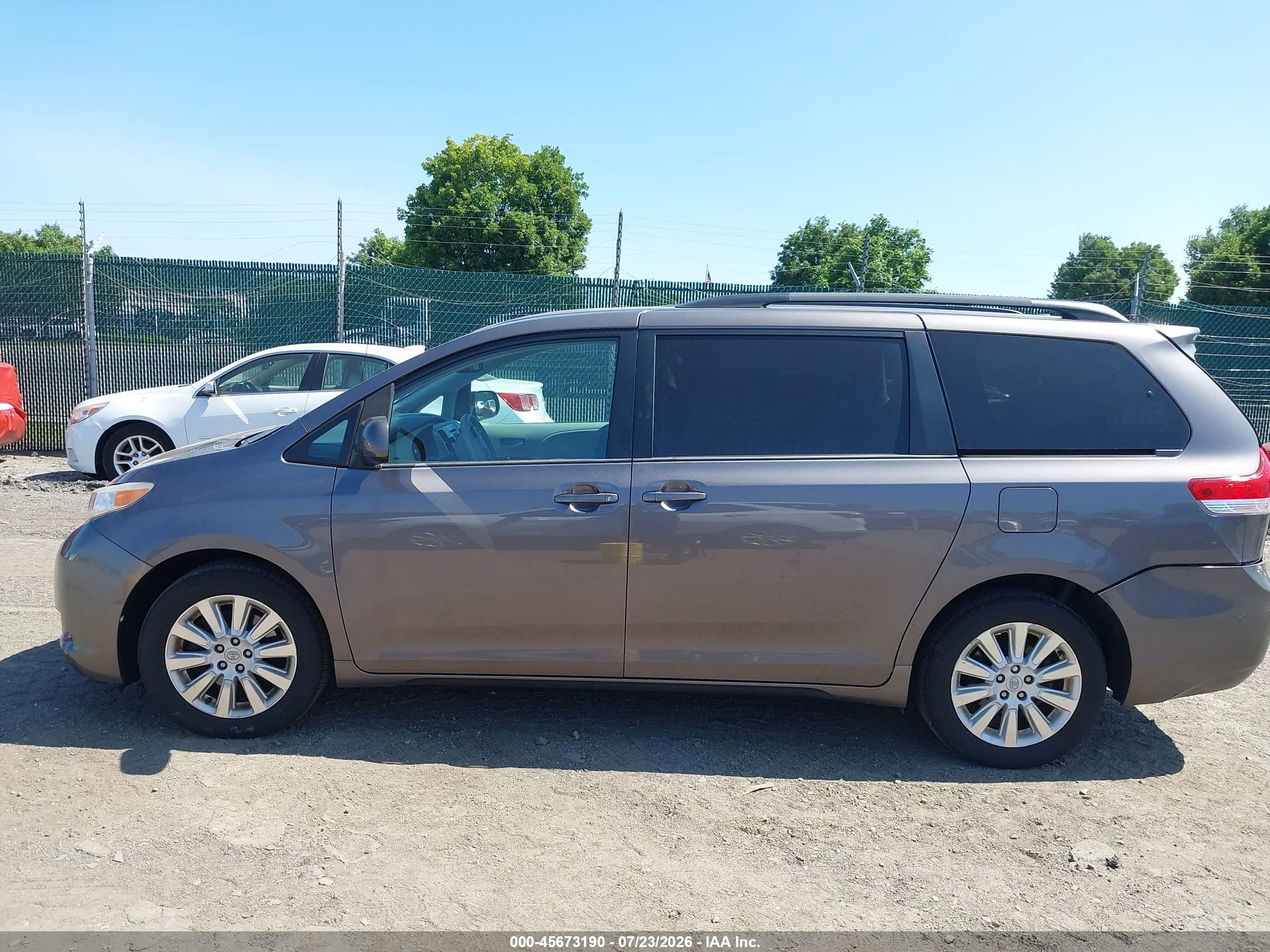 2014 Toyota Sienna Le 7 Passenger Gray vin: 5TDJK3DC3ES090303