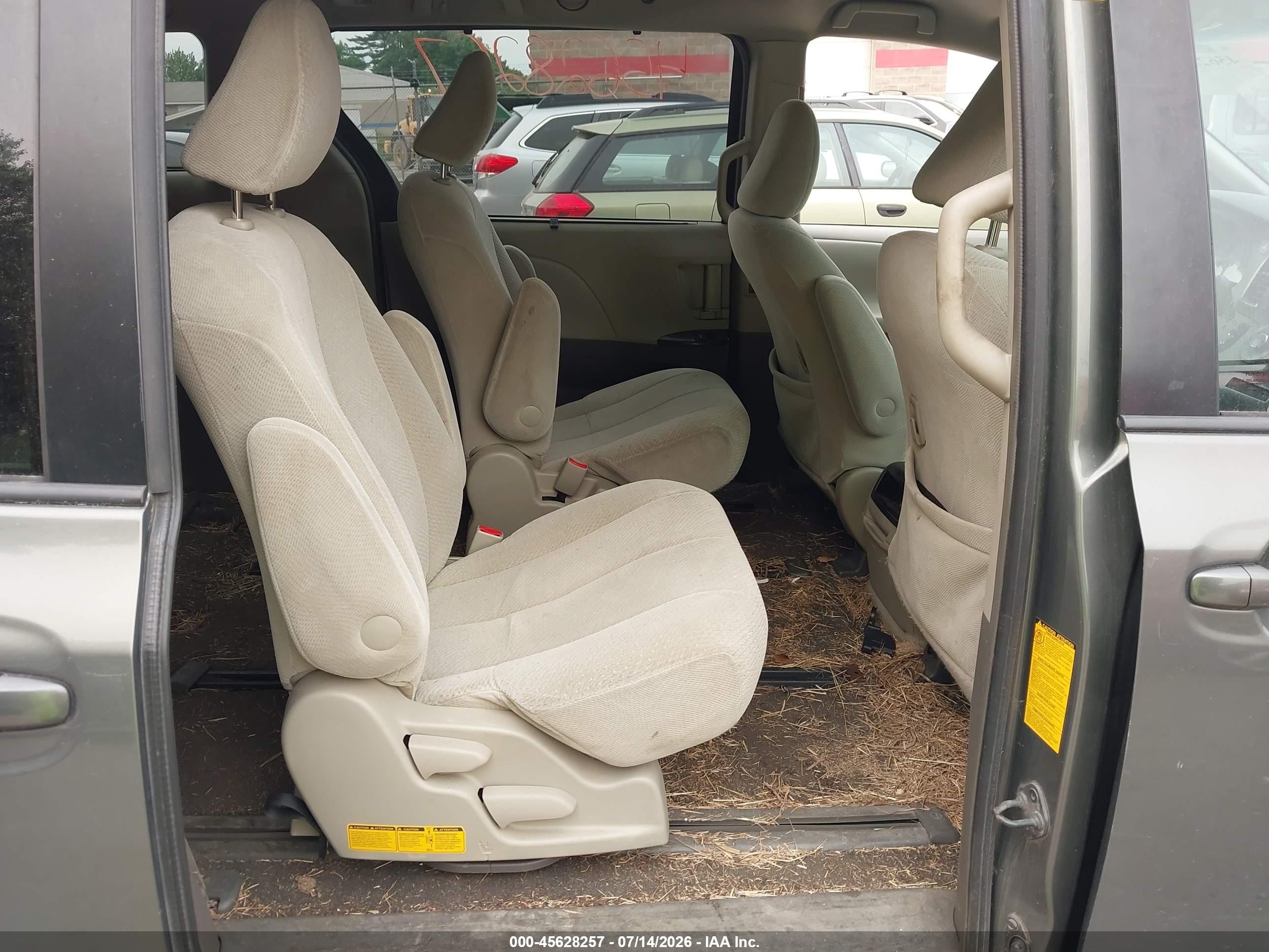 2011 Toyota Sienna Le Gray vin: 5TDJK3DC4BS011779