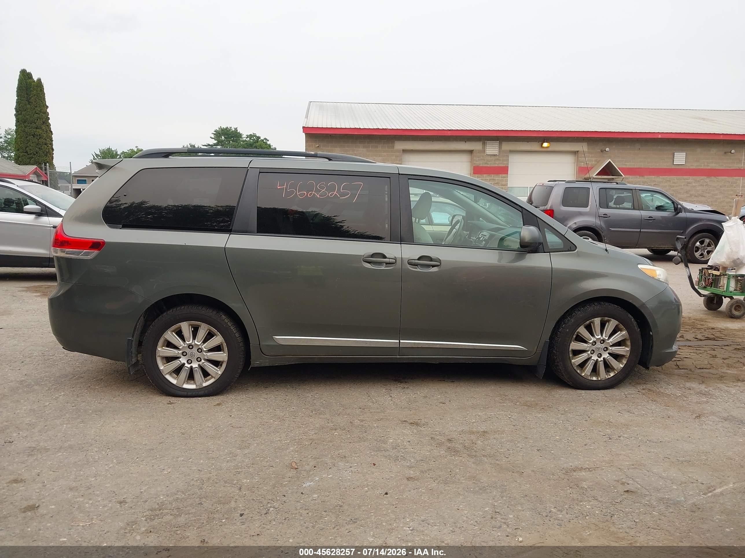 2011 Toyota Sienna Le Gray vin: 5TDJK3DC4BS011779