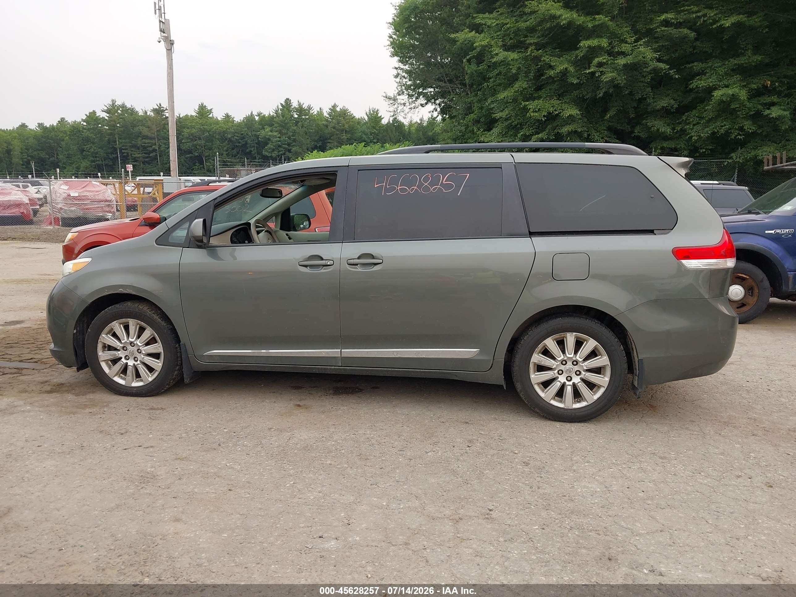 2011 Toyota Sienna Le Gray vin: 5TDJK3DC4BS011779