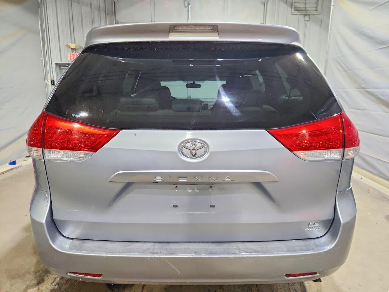2011 Toyota Sienna Le Серебряный vin: 5TDJK3DC4BS025326