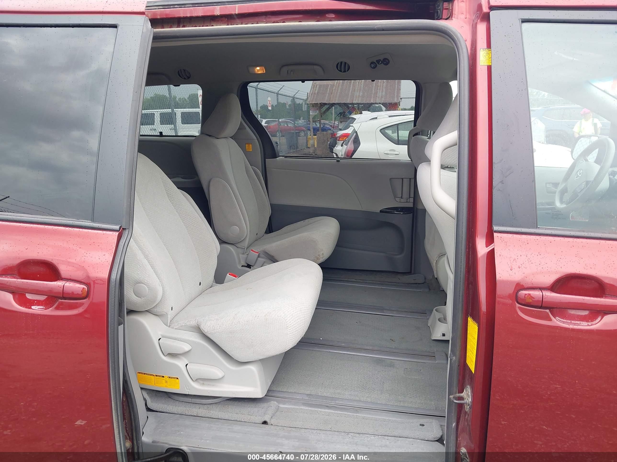 2012 Toyota Sienna Le 7 Passenger Red vin: 5TDJK3DC4CS033671