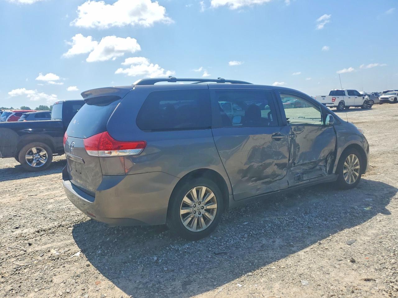 2012 Toyota Sienna Le Gray vin: 5TDJK3DC4CS044766