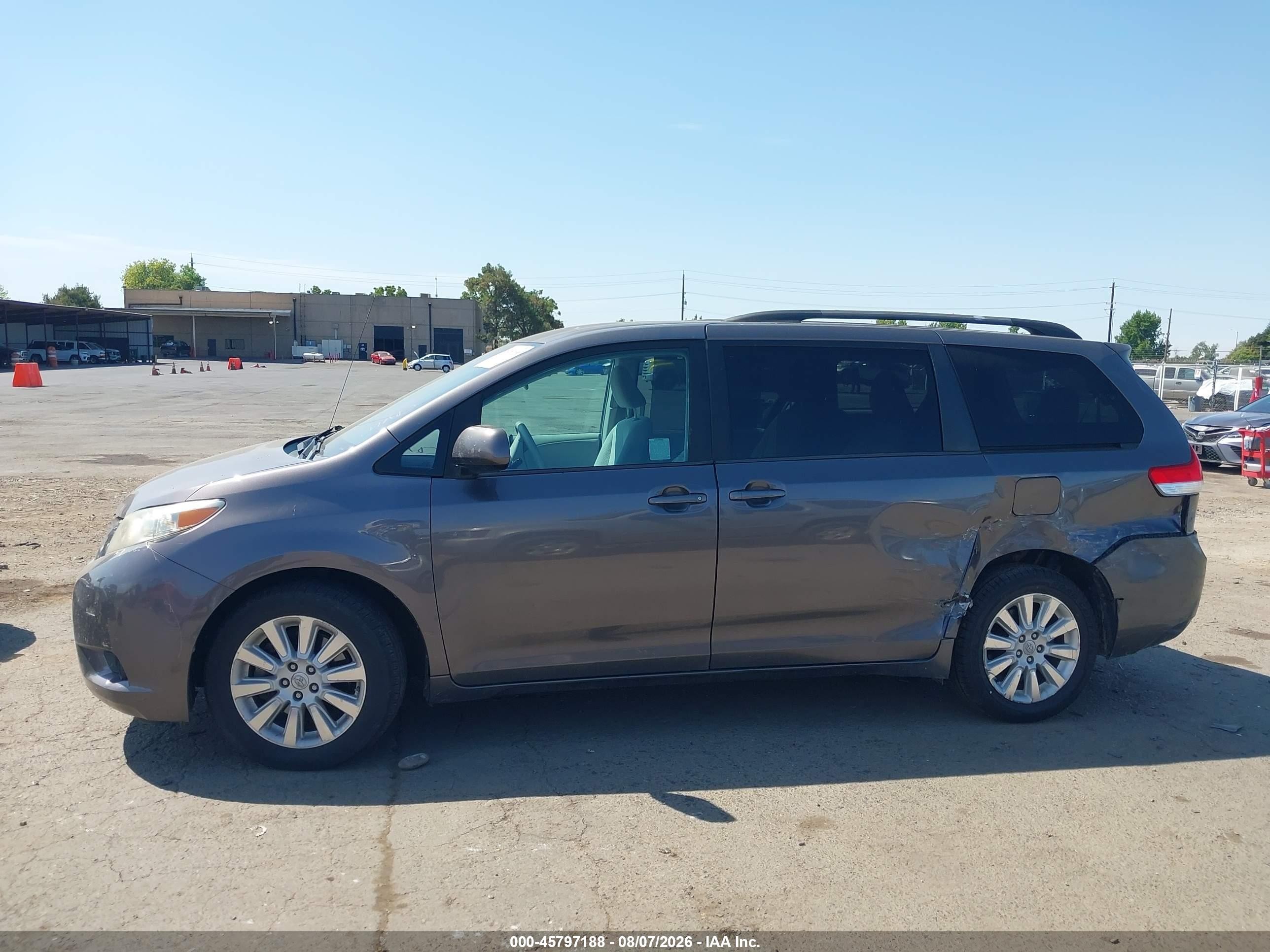 2012 Toyota Sienna Le 7 Passenger Gray vin: 5TDJK3DC4CS045920