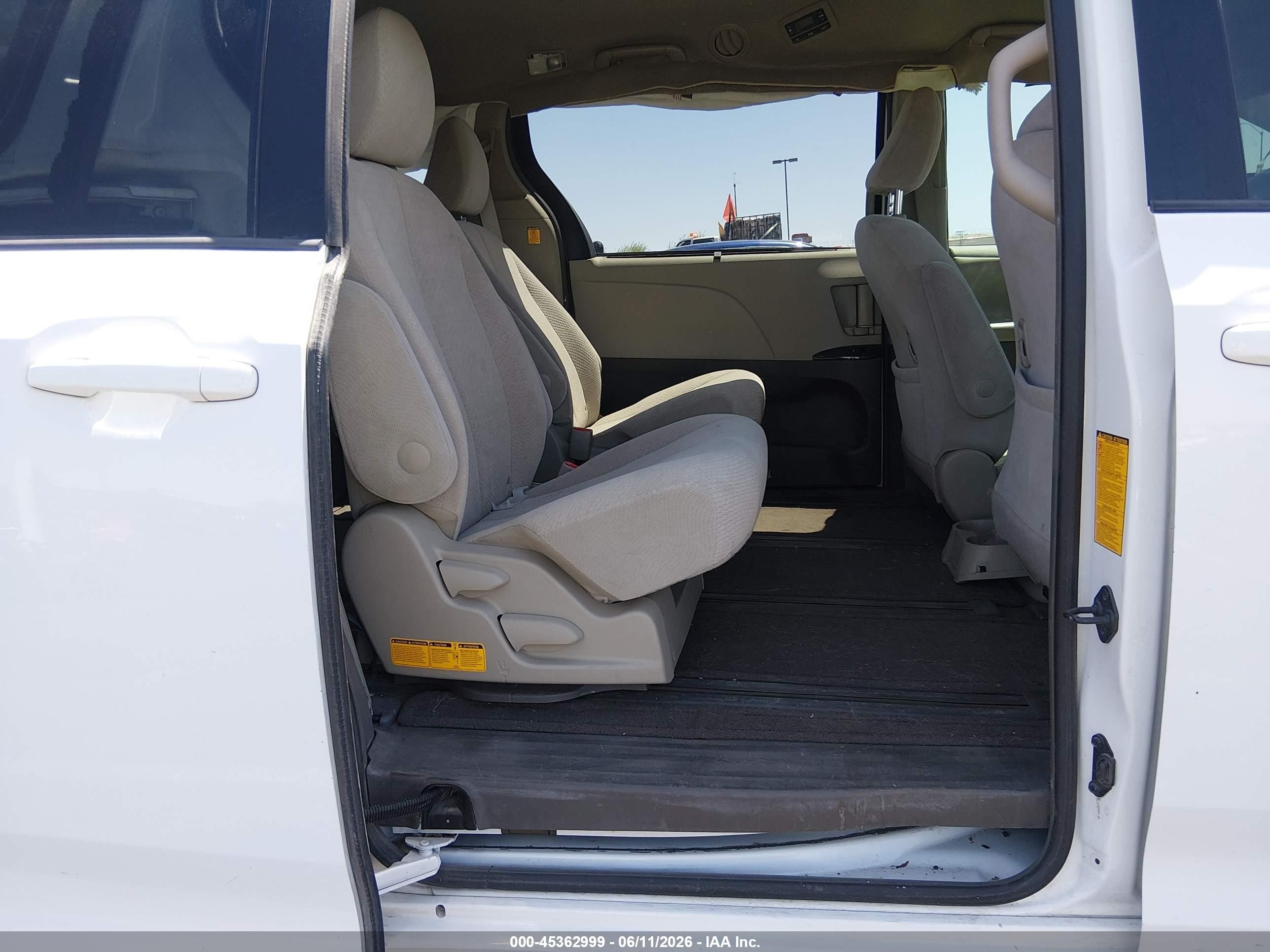 2013 Toyota Sienna Le 7 Passenger Белый vin: 5TDJK3DC4DS067675