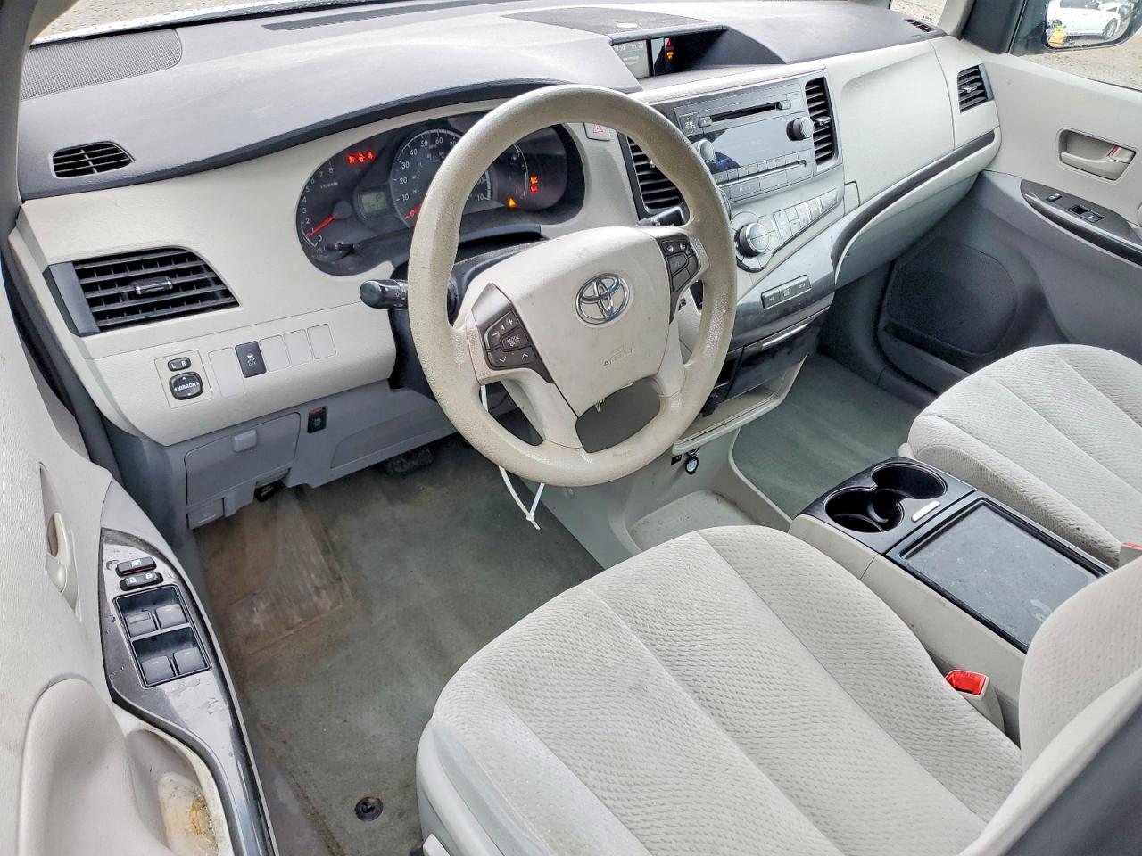 2013 Toyota Sienna Le Серебряный vin: 5TDJK3DC4DS069152