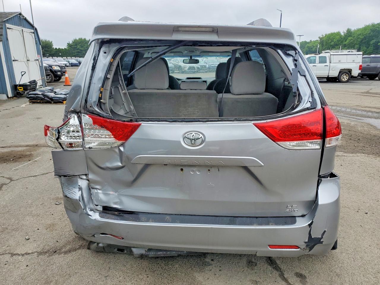 2013 Toyota Sienna Le Серебряный vin: 5TDJK3DC4DS069152