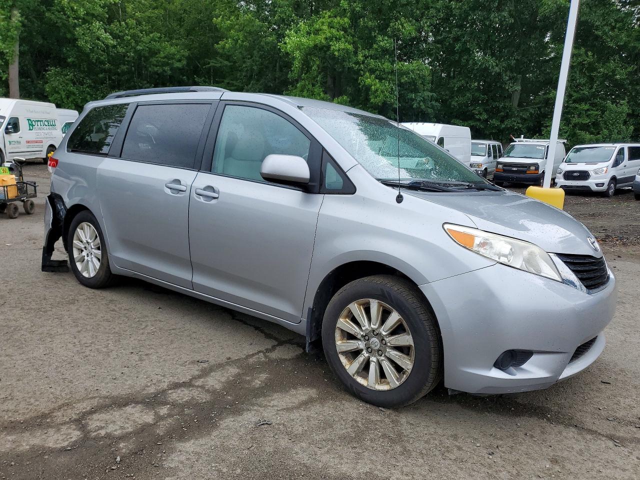 2013 Toyota Sienna Le Серебряный vin: 5TDJK3DC4DS069152
