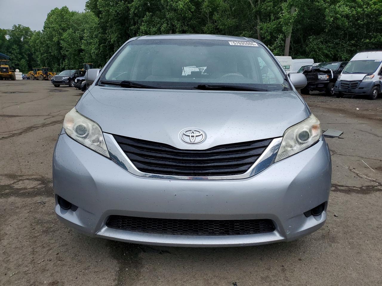 2013 Toyota Sienna Le Серебряный vin: 5TDJK3DC4DS069152