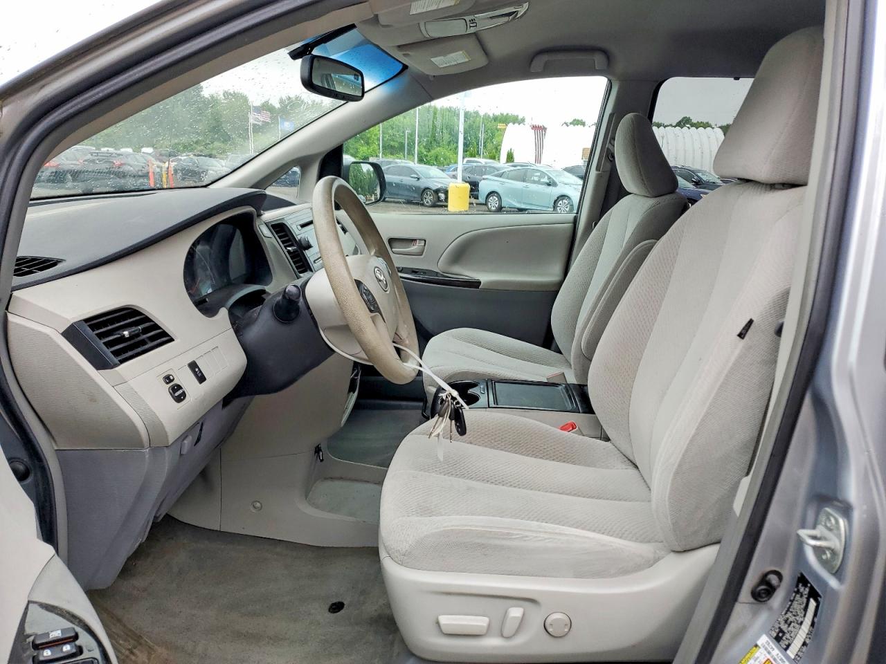 2013 Toyota Sienna Le Серебряный vin: 5TDJK3DC4DS069152