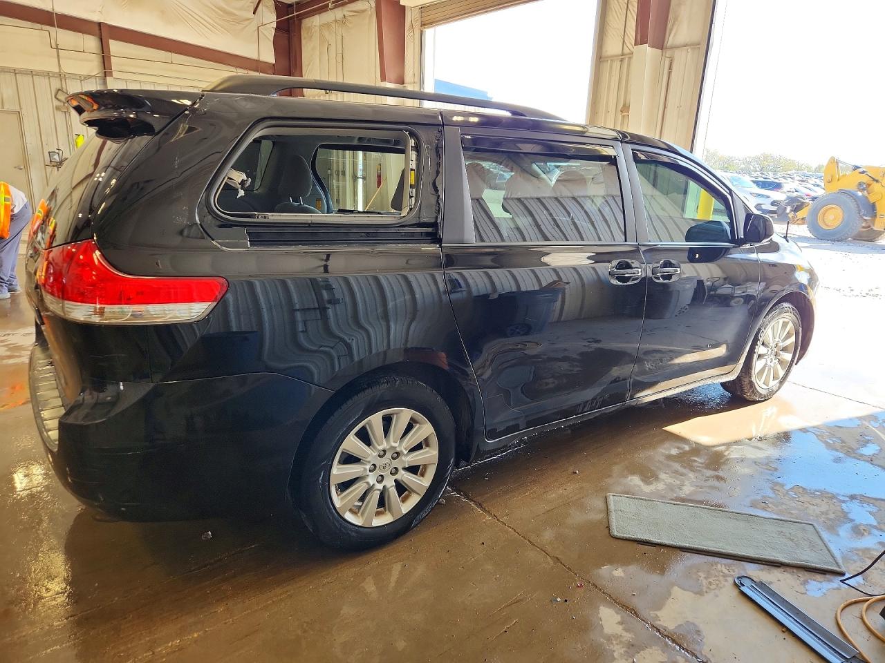 2013 Toyota Sienna Le Black vin: 5TDJK3DC4DS070222