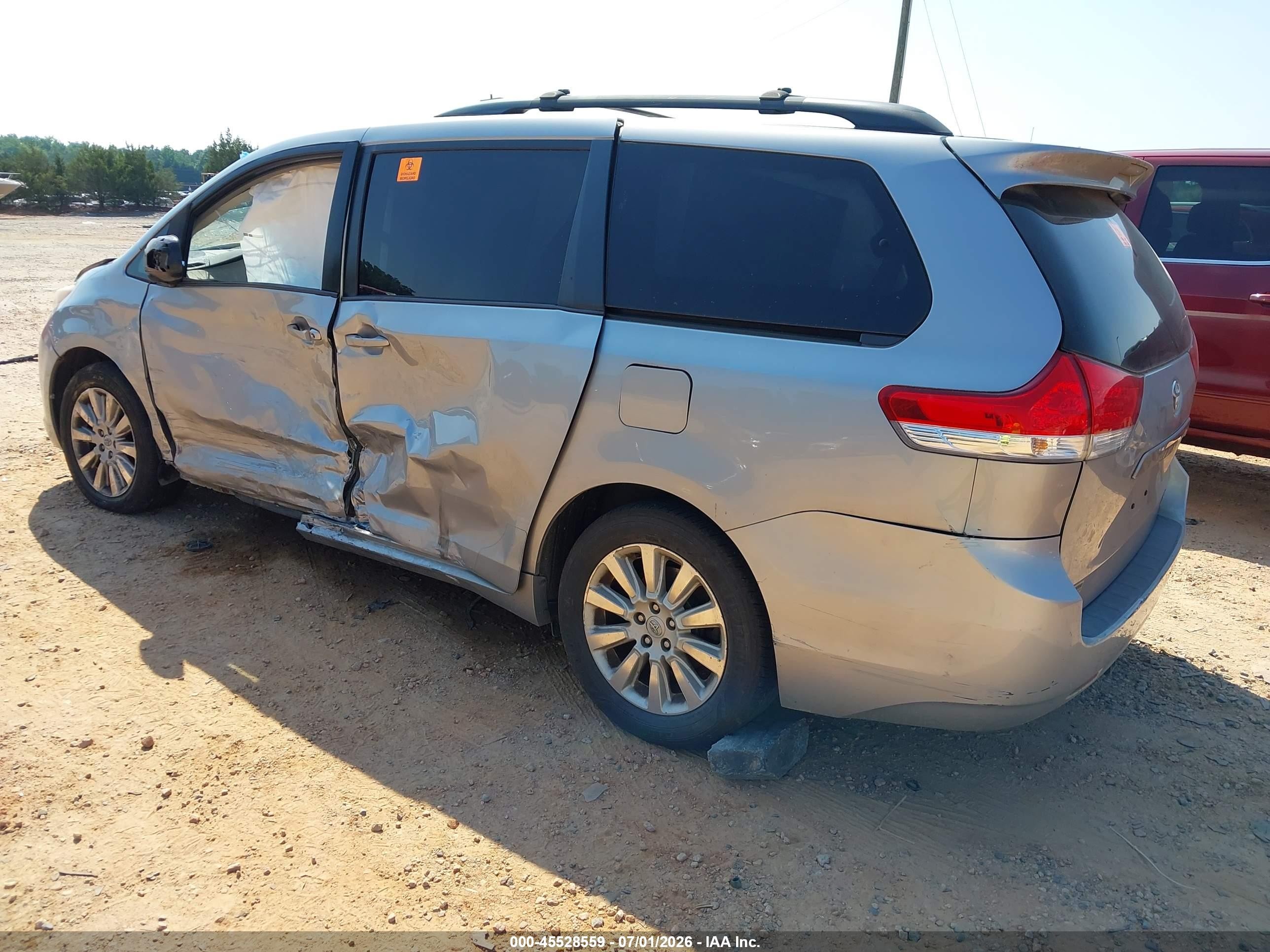 2014 Toyota Sienna Le 7 Passenger Silver vin: 5TDJK3DC4ES079357