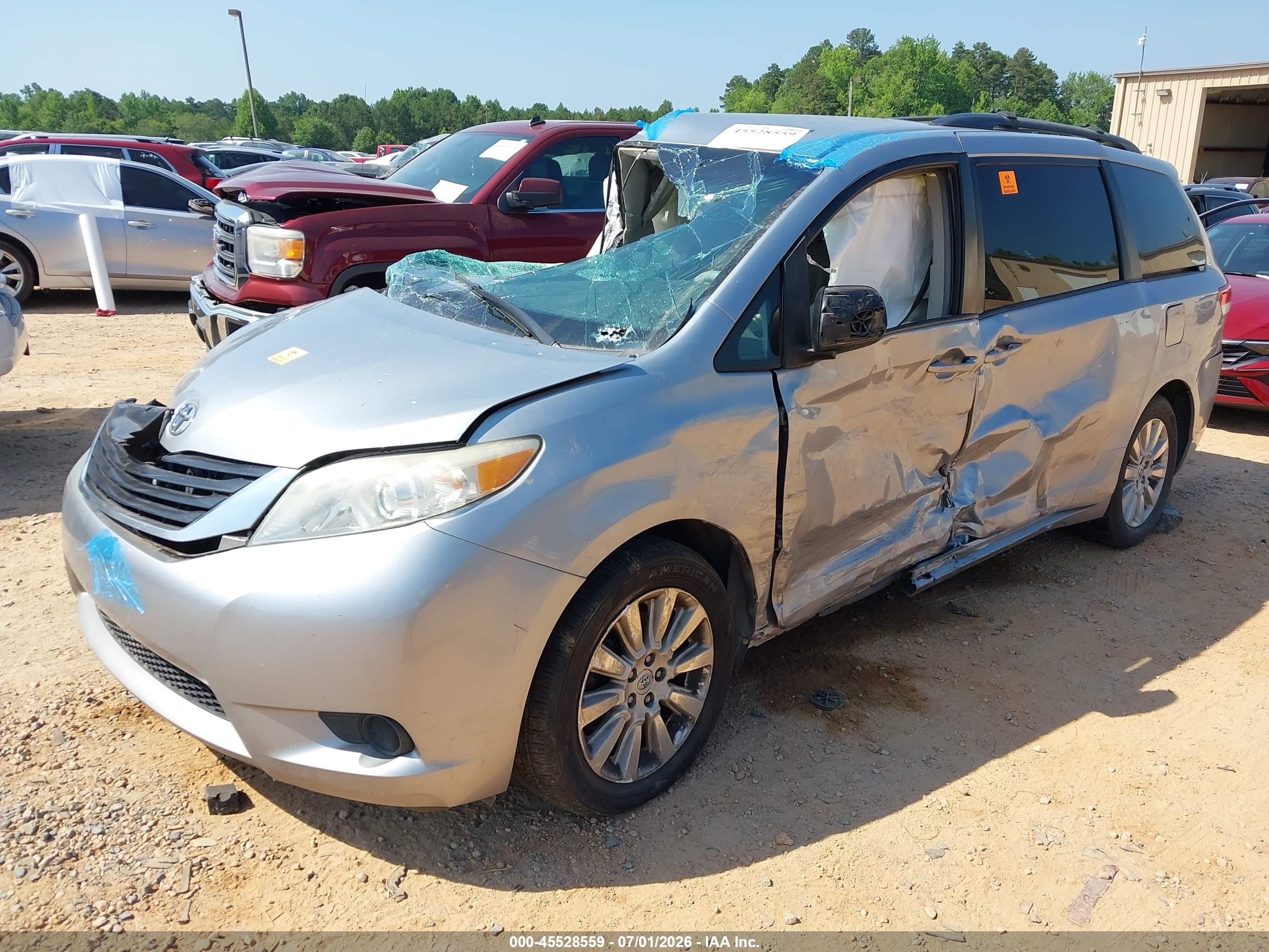 2014 Toyota Sienna Le 7 Passenger Silver vin: 5TDJK3DC4ES079357
