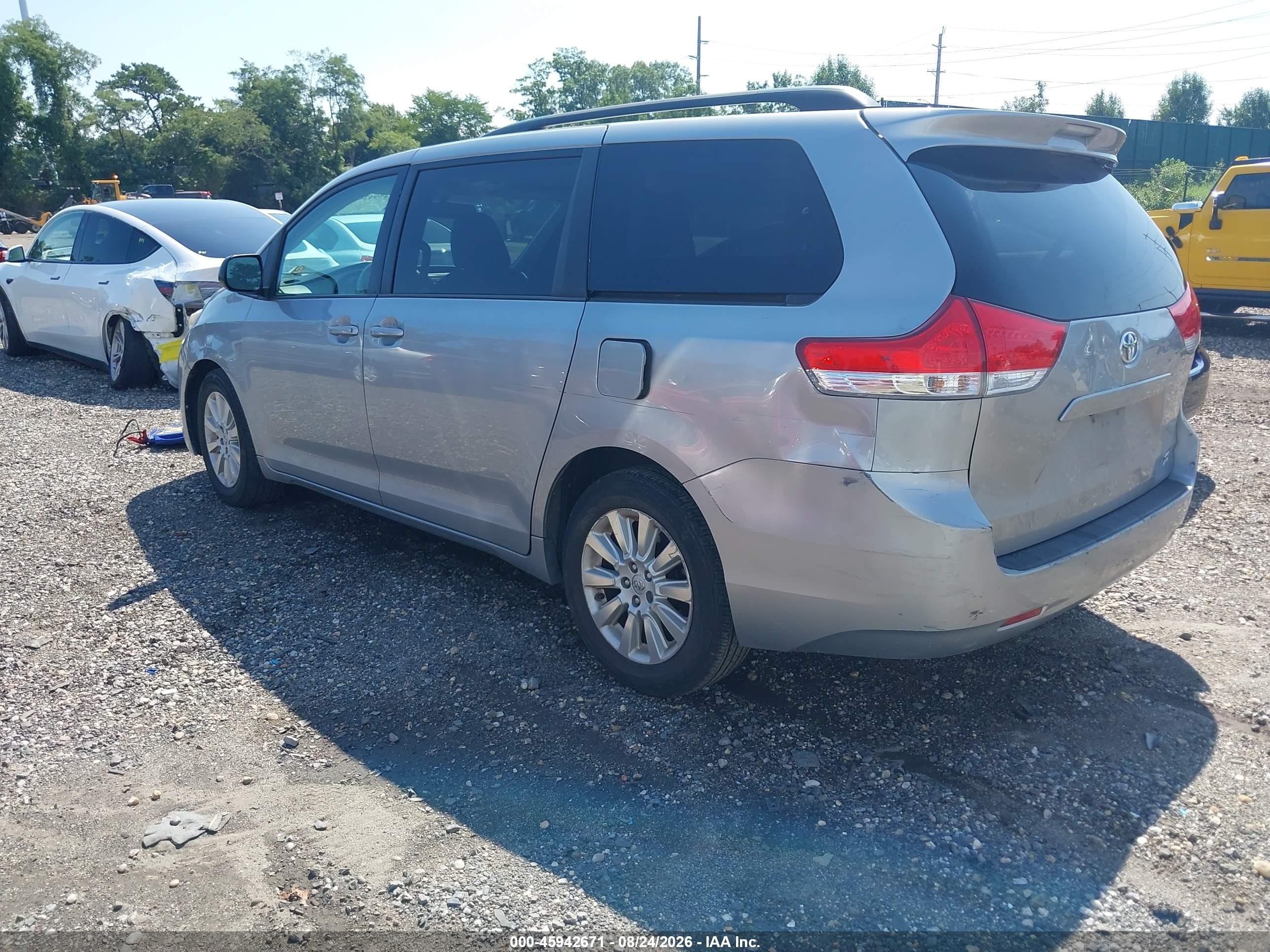 2014 Toyota Sienna Le 7 Passenger Silver vin: 5TDJK3DC4ES081559