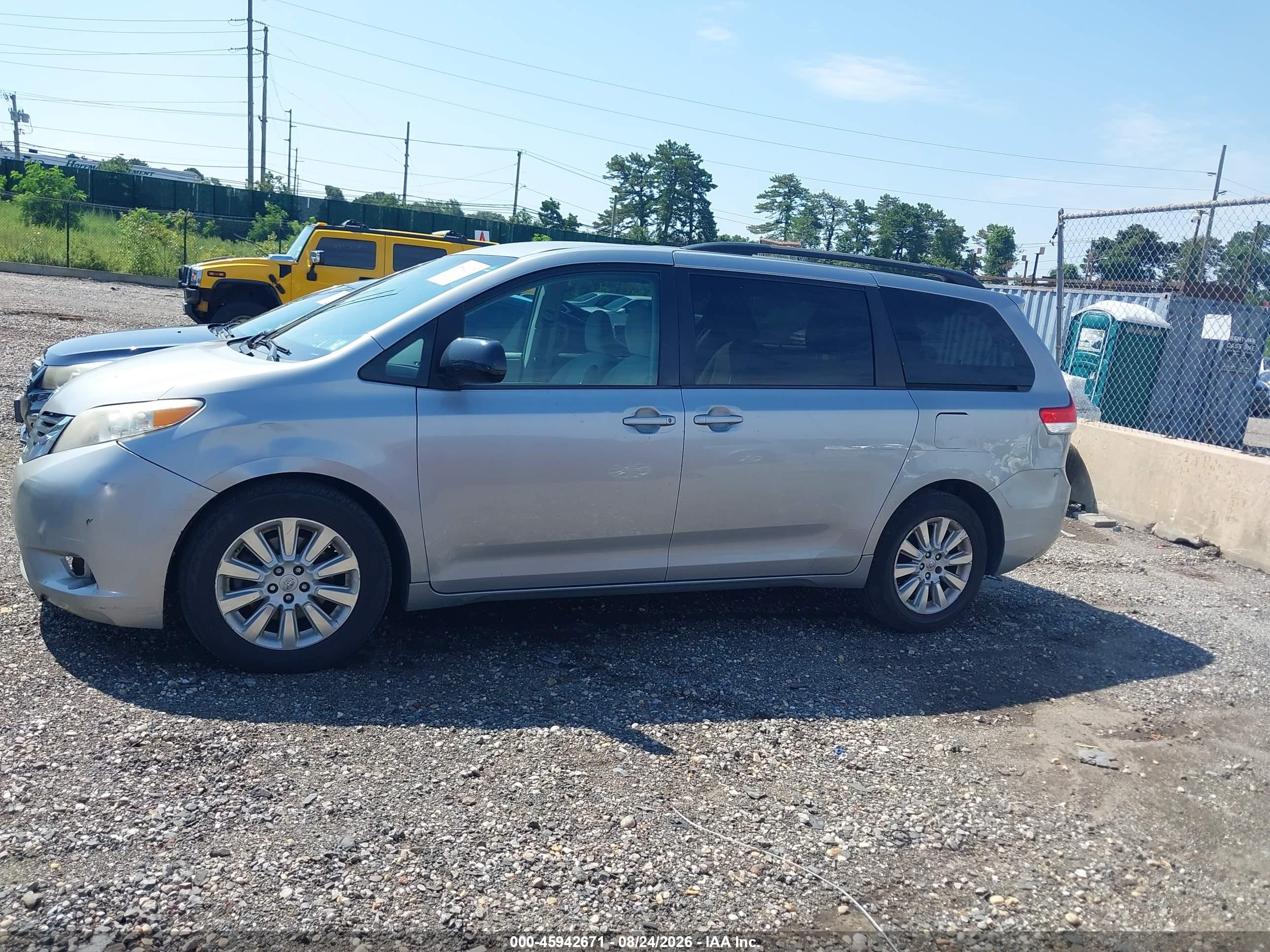 2014 Toyota Sienna Le 7 Passenger Silver vin: 5TDJK3DC4ES081559