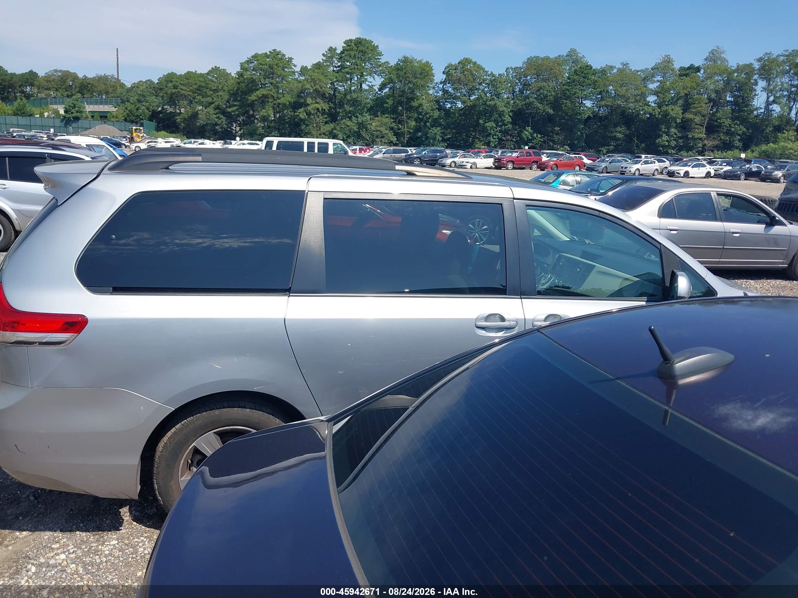 2014 Toyota Sienna Le 7 Passenger Silver vin: 5TDJK3DC4ES081559
