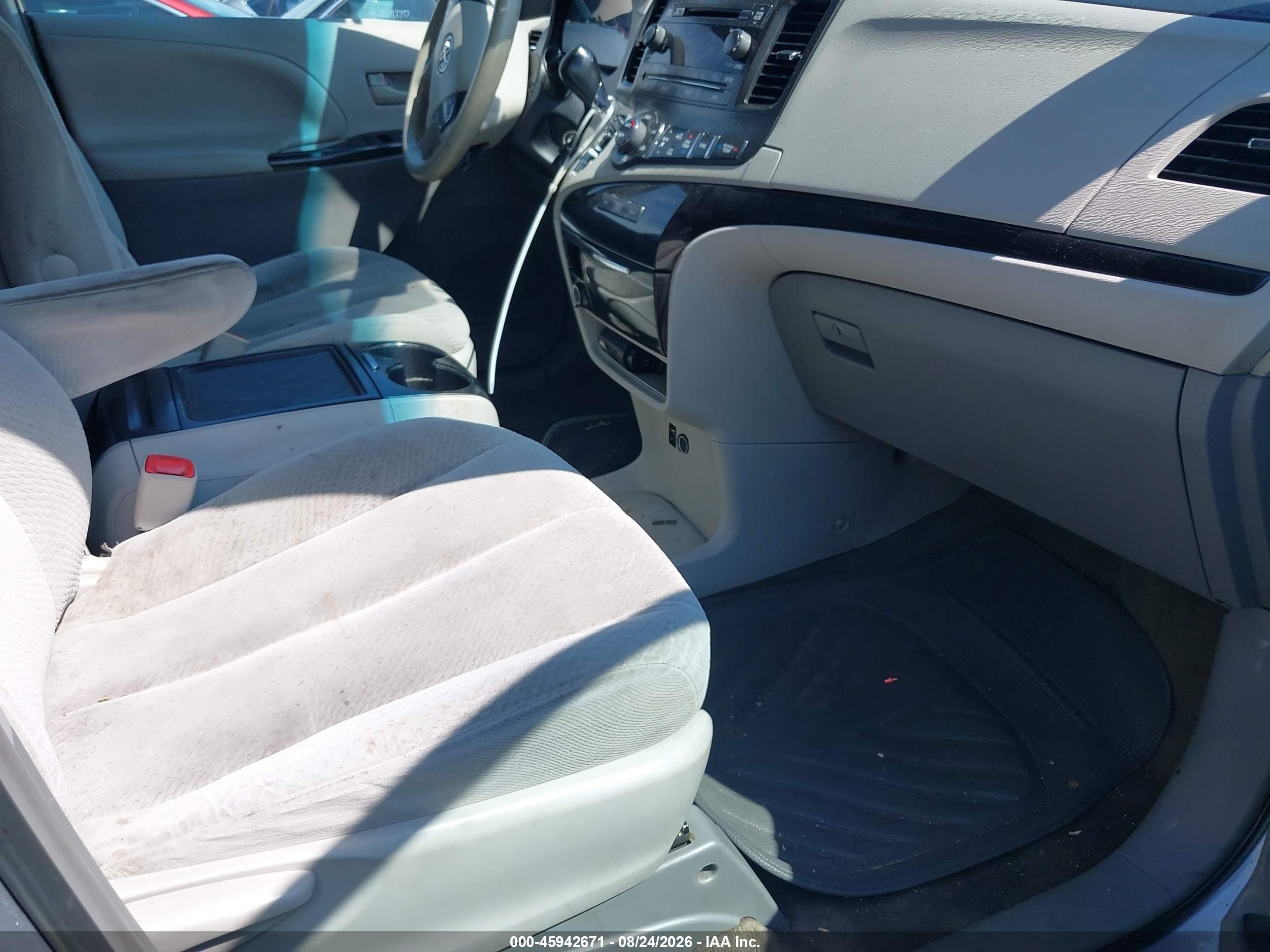 2014 Toyota Sienna Le 7 Passenger Silver vin: 5TDJK3DC4ES081559