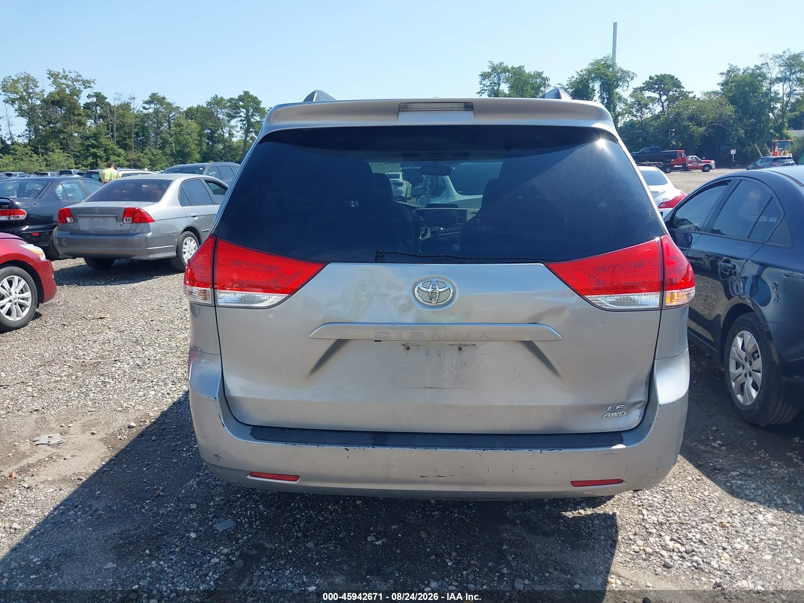 2014 Toyota Sienna Le 7 Passenger Silver vin: 5TDJK3DC4ES081559
