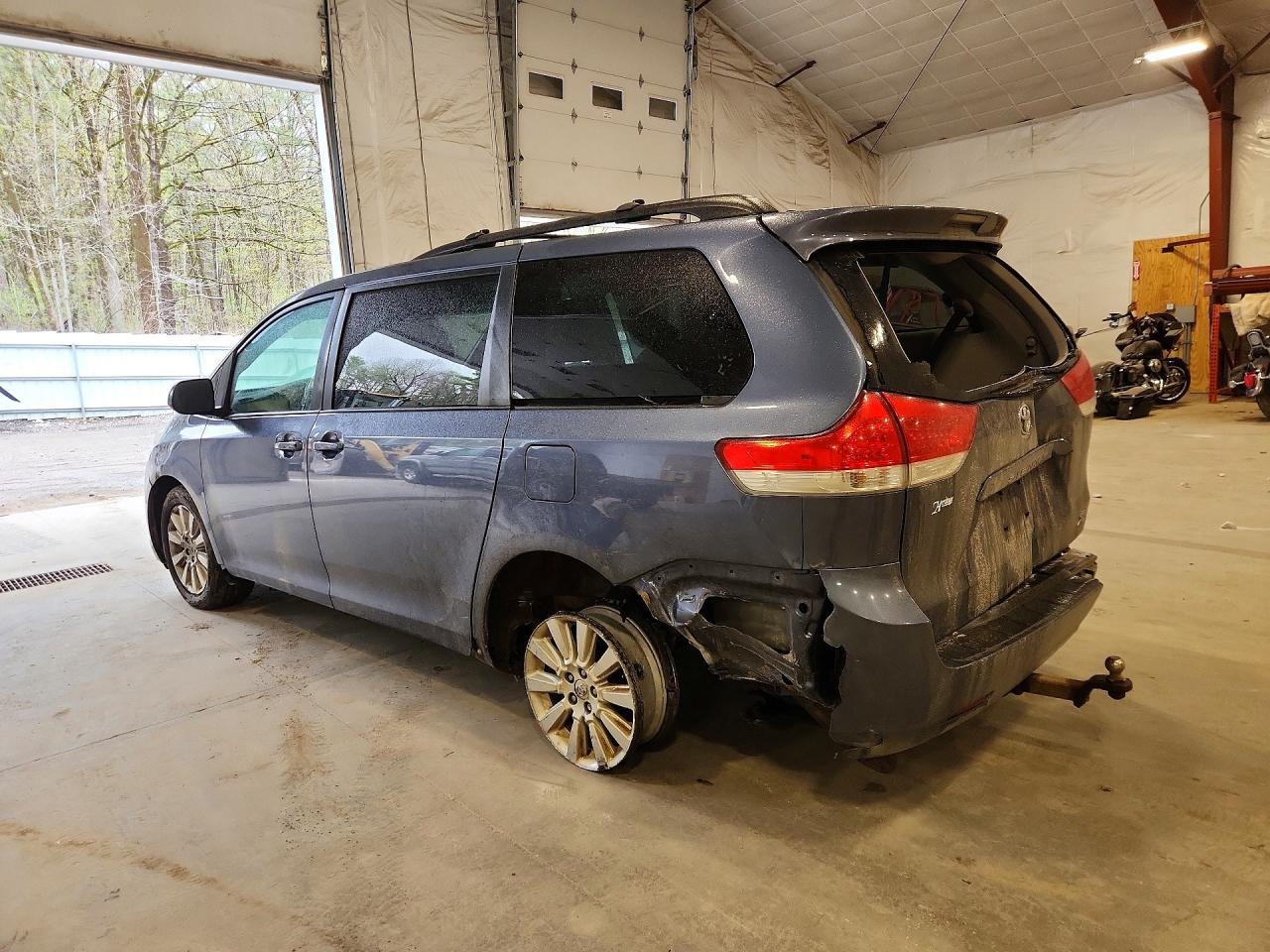 2014 Toyota Sienna Le Blue vin: 5TDJK3DC4ES090925