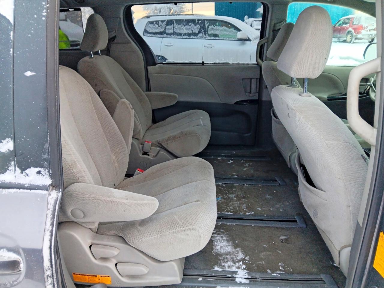 2011 Toyota Sienna Le Charcoal vin: 5TDJK3DC5BS019308