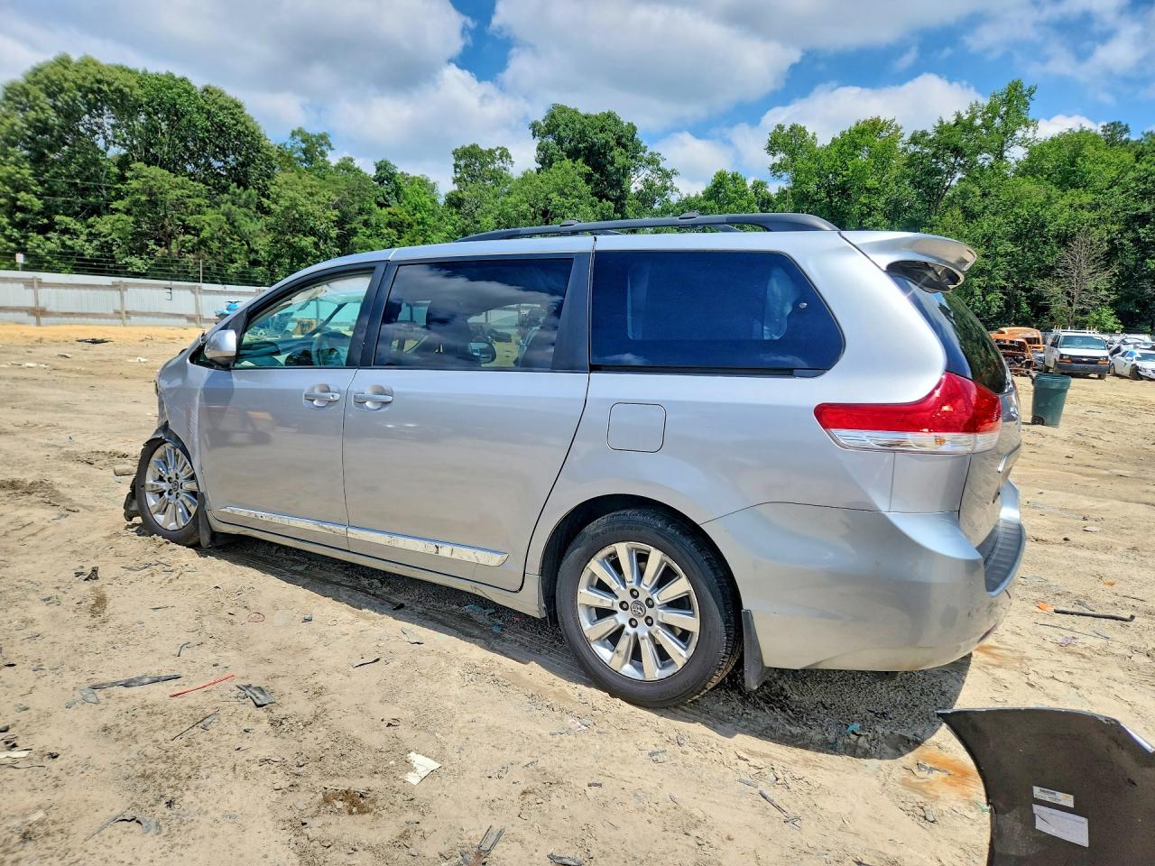 2011 Toyota Sienna Silver vin: 5TDJK3DC5BS019552