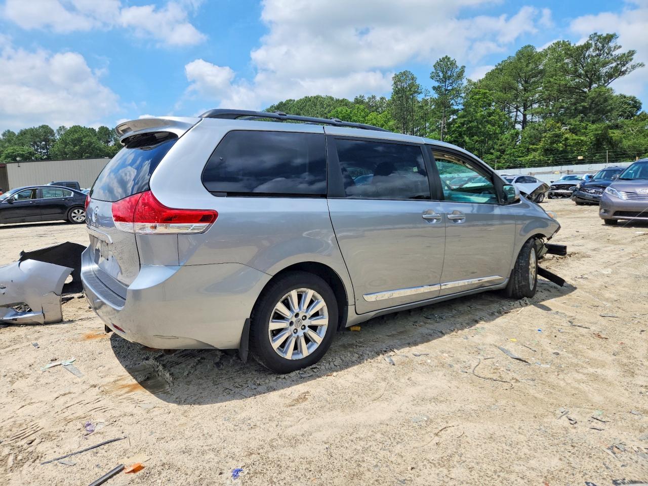 2011 Toyota Sienna Silver vin: 5TDJK3DC5BS019552