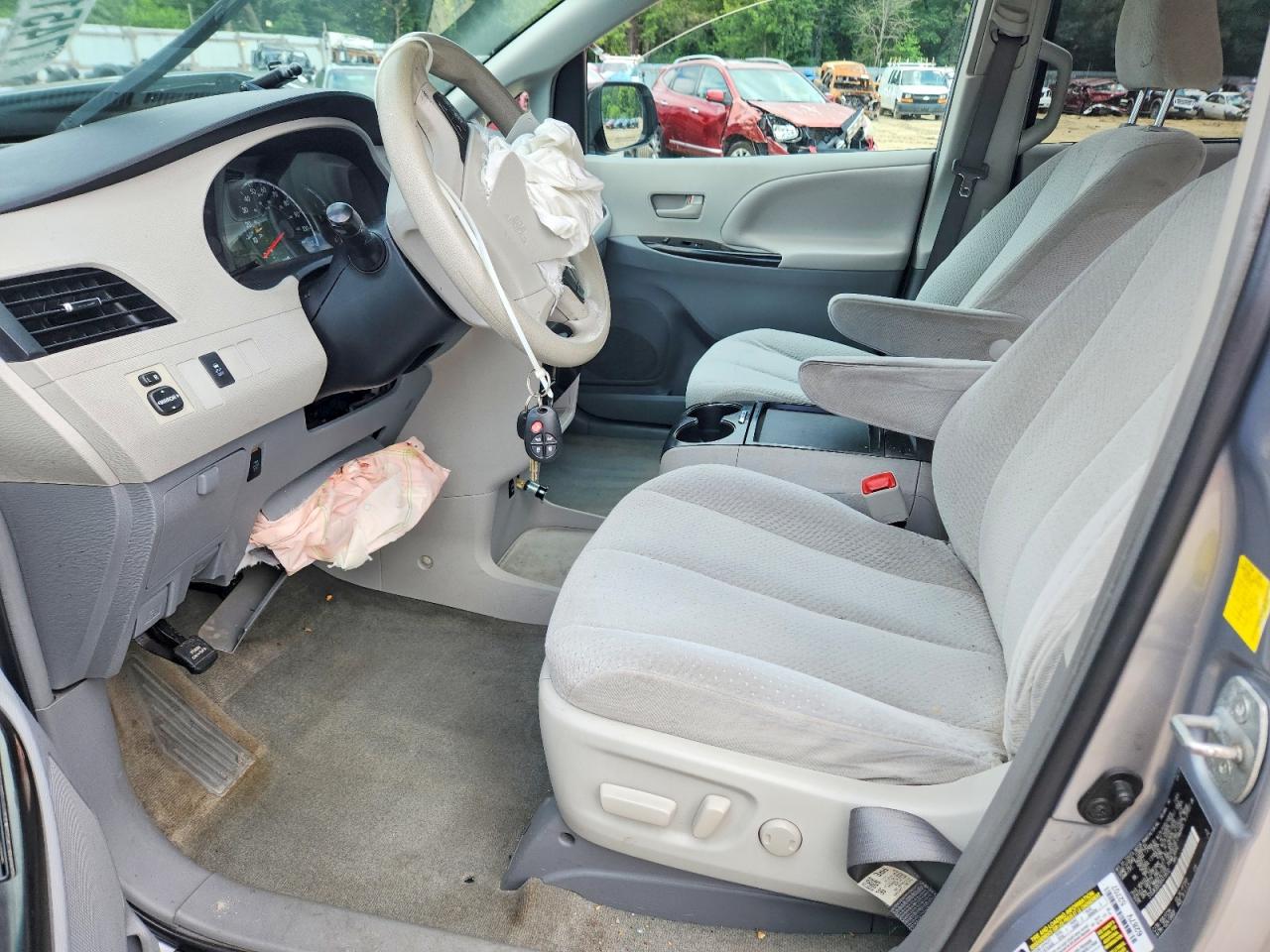 2011 Toyota Sienna Silver vin: 5TDJK3DC5BS019552