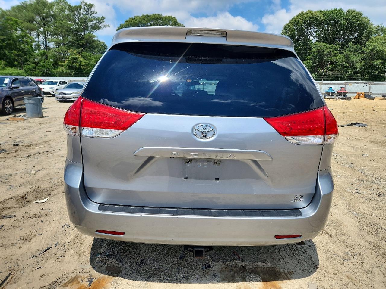 2011 Toyota Sienna Silver vin: 5TDJK3DC5BS019552