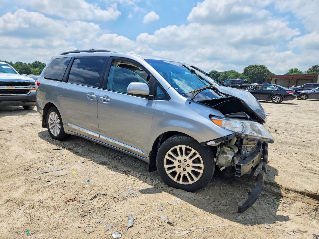 2011 Toyota Sienna Silver vin: 5TDJK3DC5BS019552