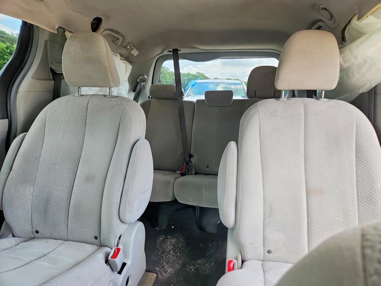 2011 Toyota Sienna Silver vin: 5TDJK3DC5BS019552