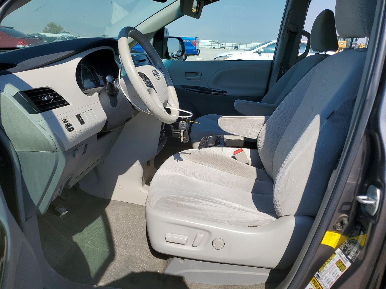 2013 Toyota Sienna Le Gray vin: 5TDJK3DC5DS061108