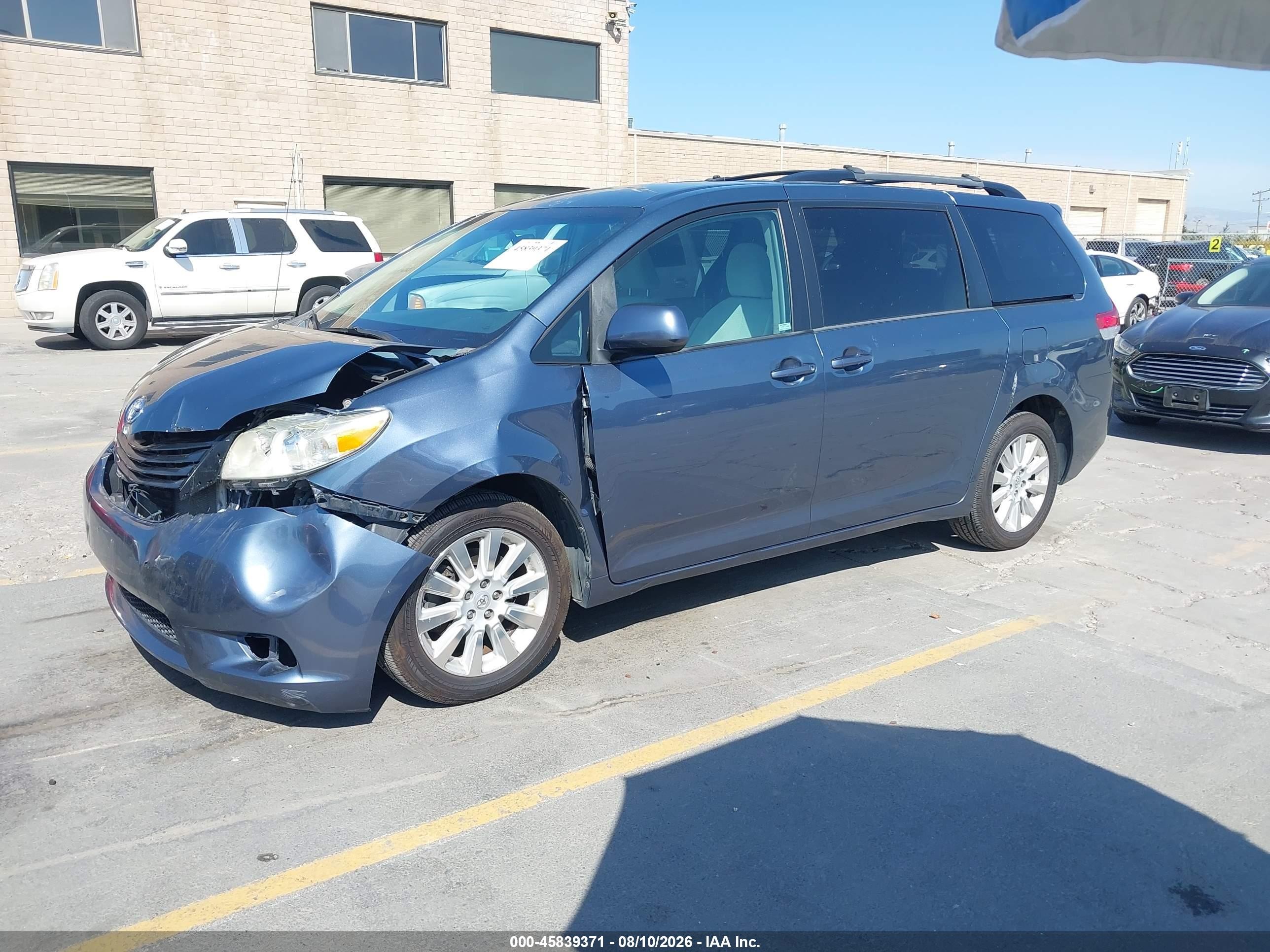 2013 Toyota Sienna Le 7 Passenger Blue vin: 5TDJK3DC5DS069466