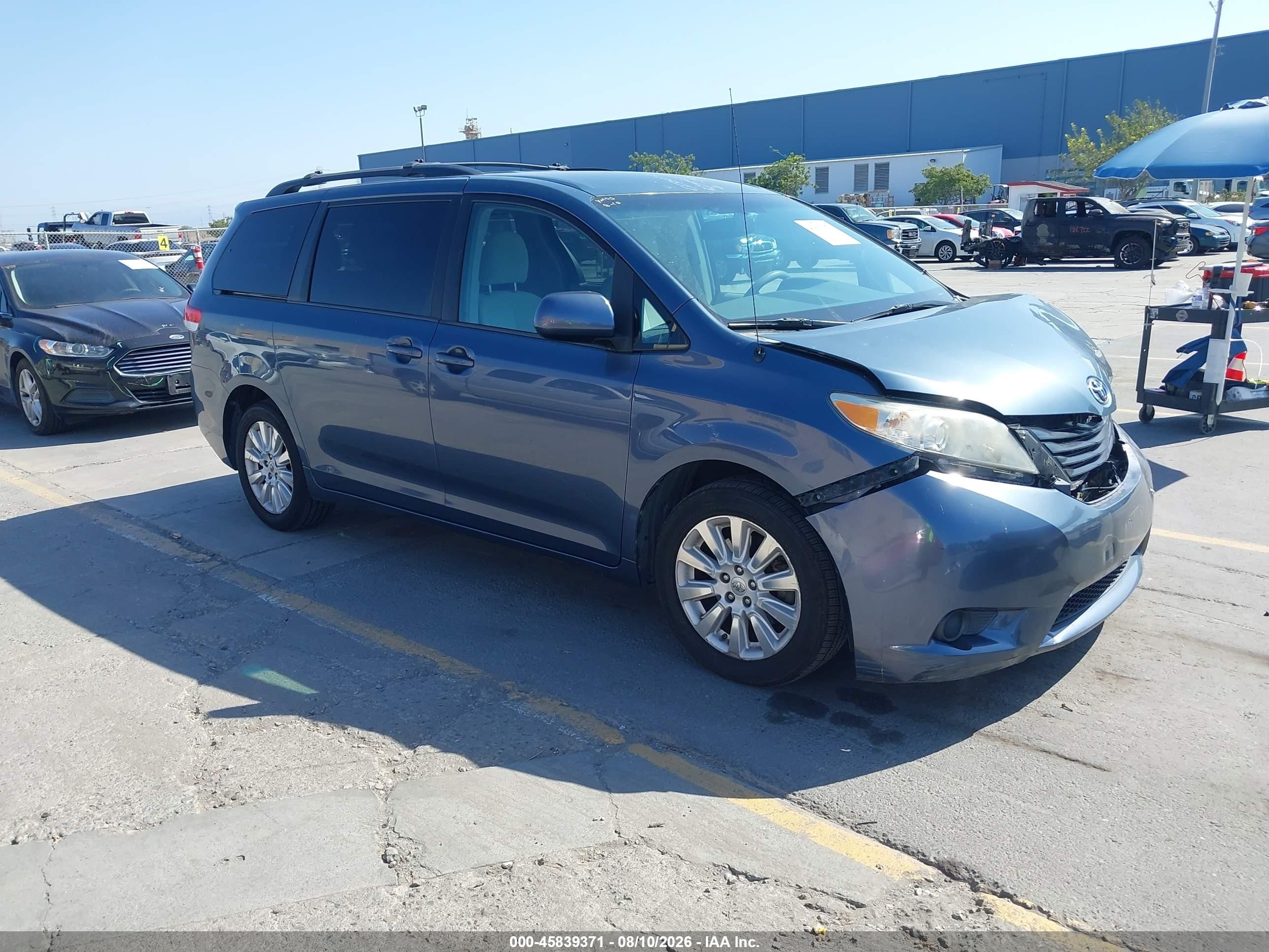 2013 Toyota Sienna Le 7 Passenger Blue vin: 5TDJK3DC5DS069466