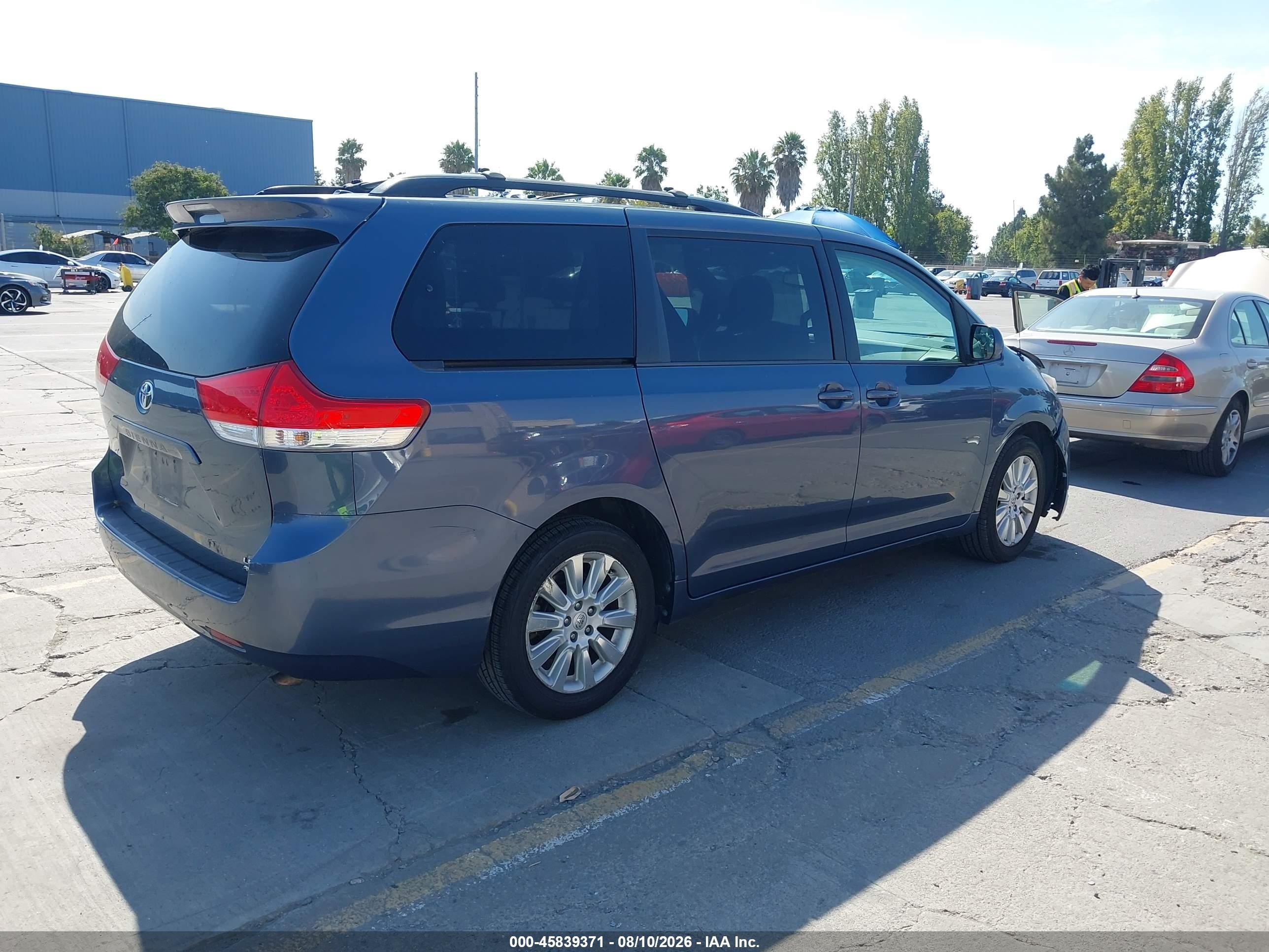 2013 Toyota Sienna Le 7 Passenger Blue vin: 5TDJK3DC5DS069466
