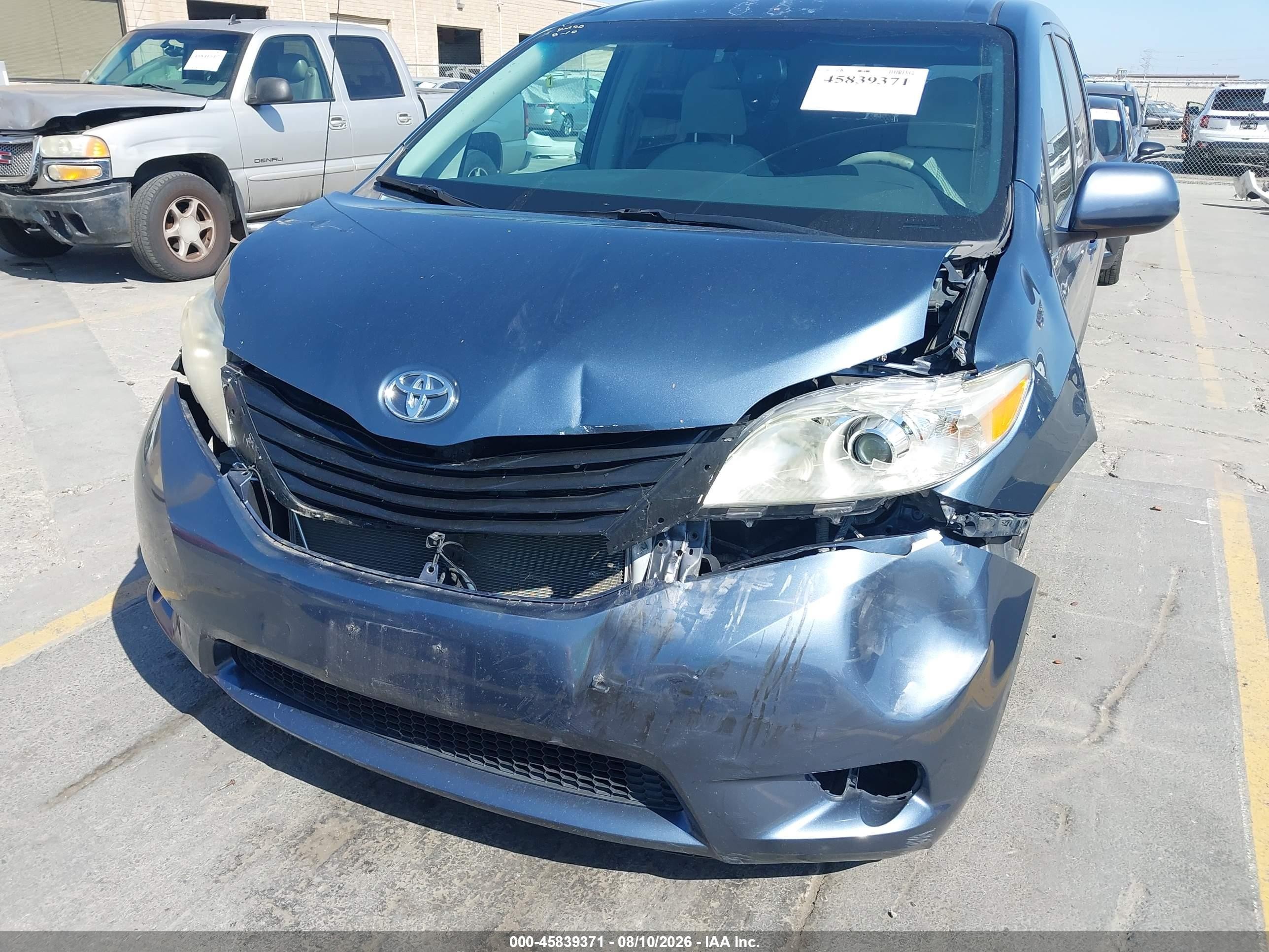 2013 Toyota Sienna Le 7 Passenger Blue vin: 5TDJK3DC5DS069466