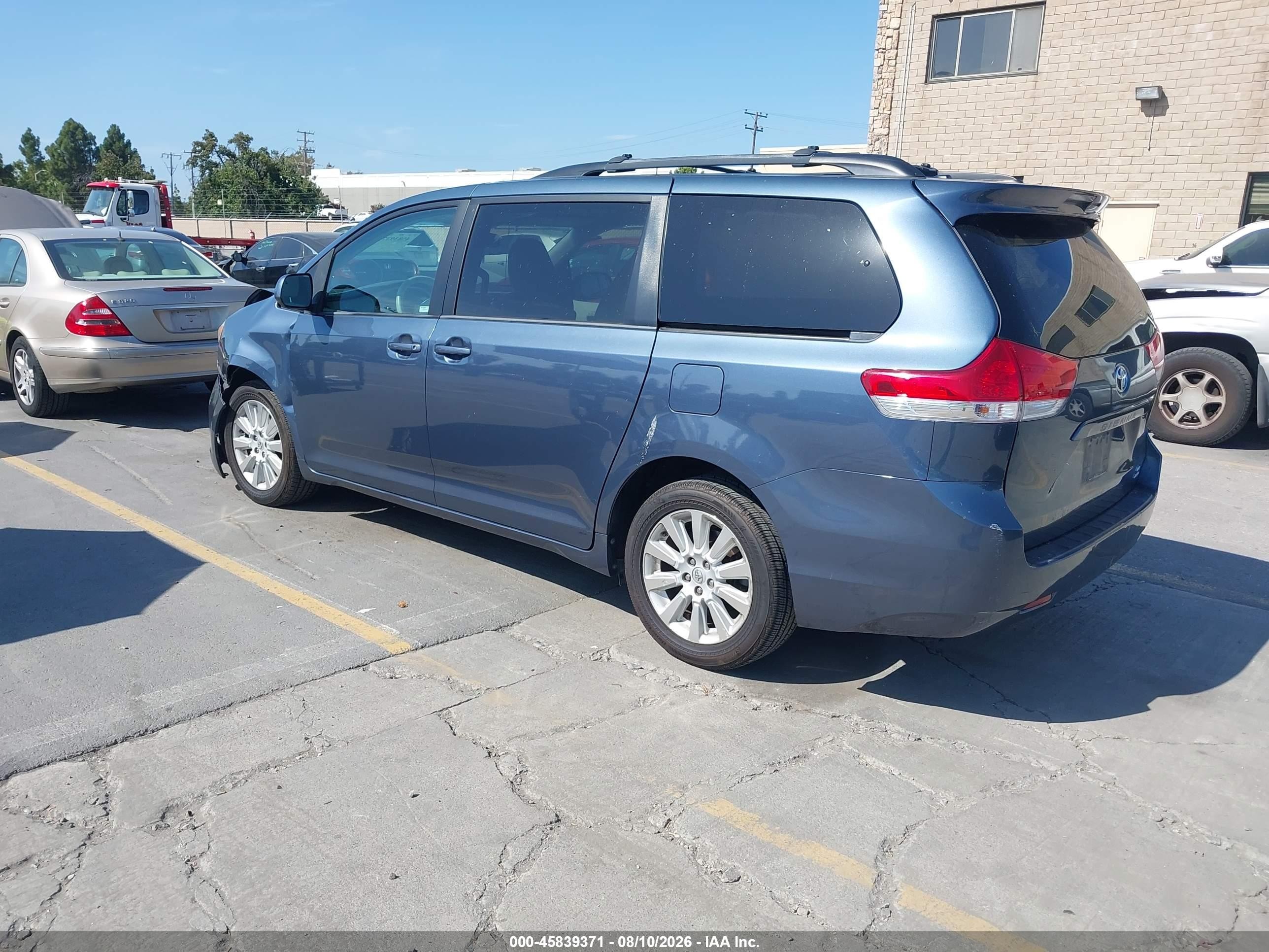 2013 Toyota Sienna Le 7 Passenger Blue vin: 5TDJK3DC5DS069466