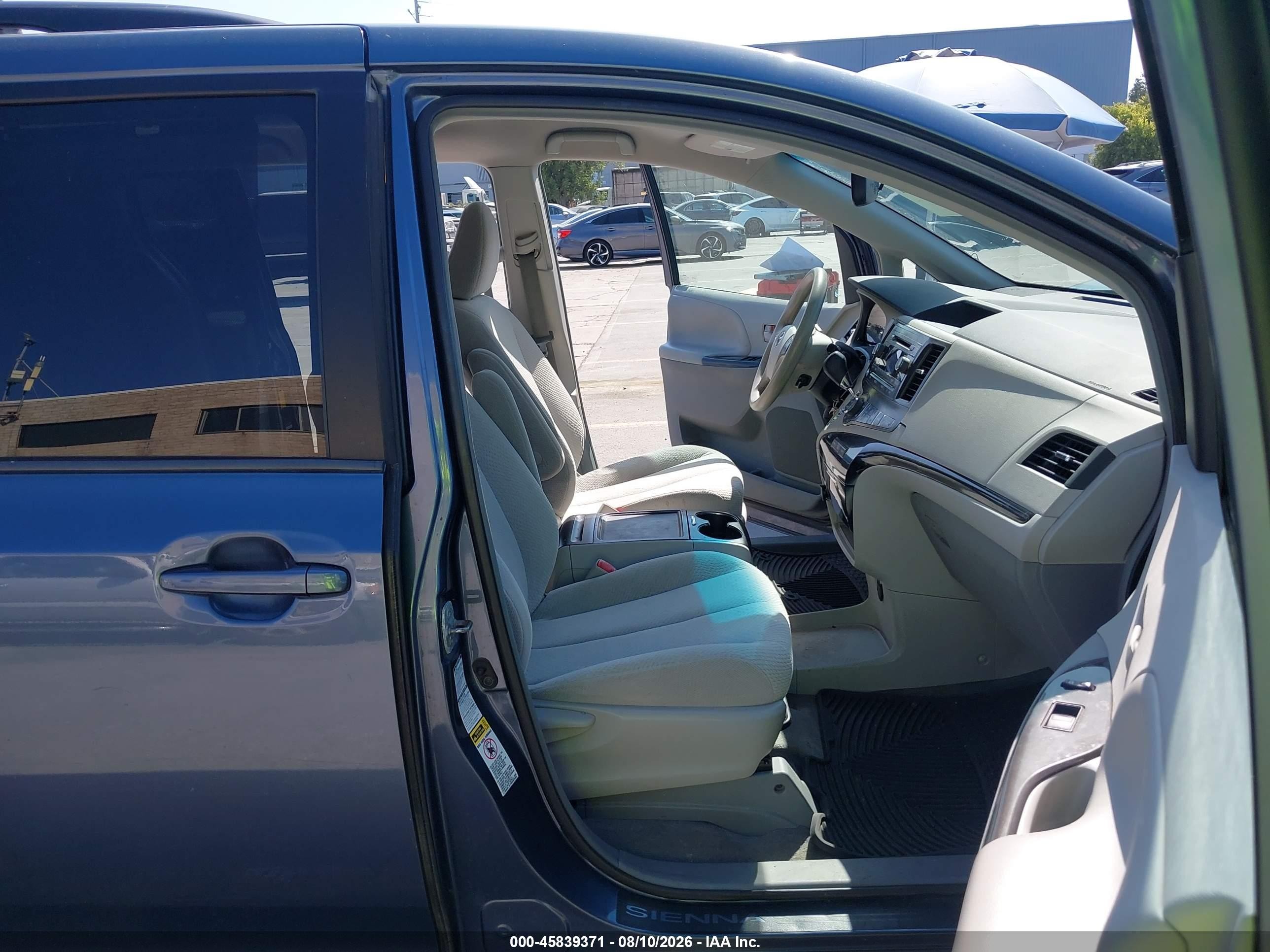 2013 Toyota Sienna Le 7 Passenger Blue vin: 5TDJK3DC5DS069466