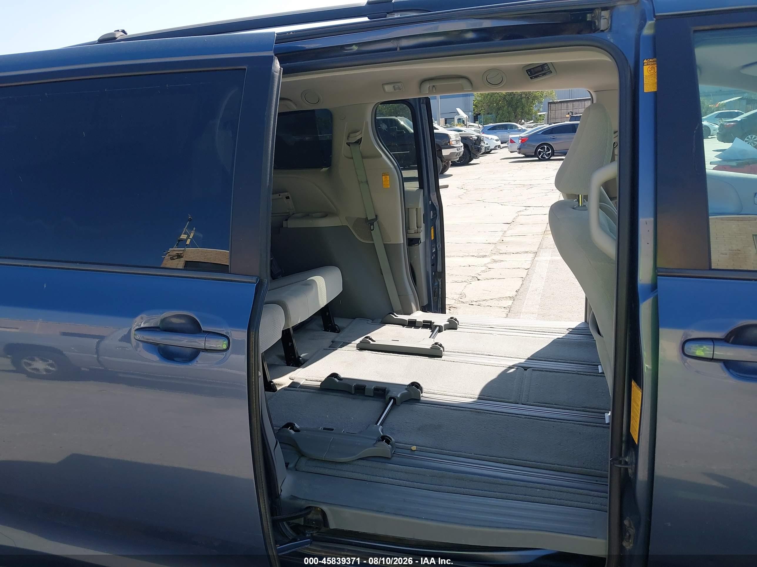 2013 Toyota Sienna Le 7 Passenger Blue vin: 5TDJK3DC5DS069466