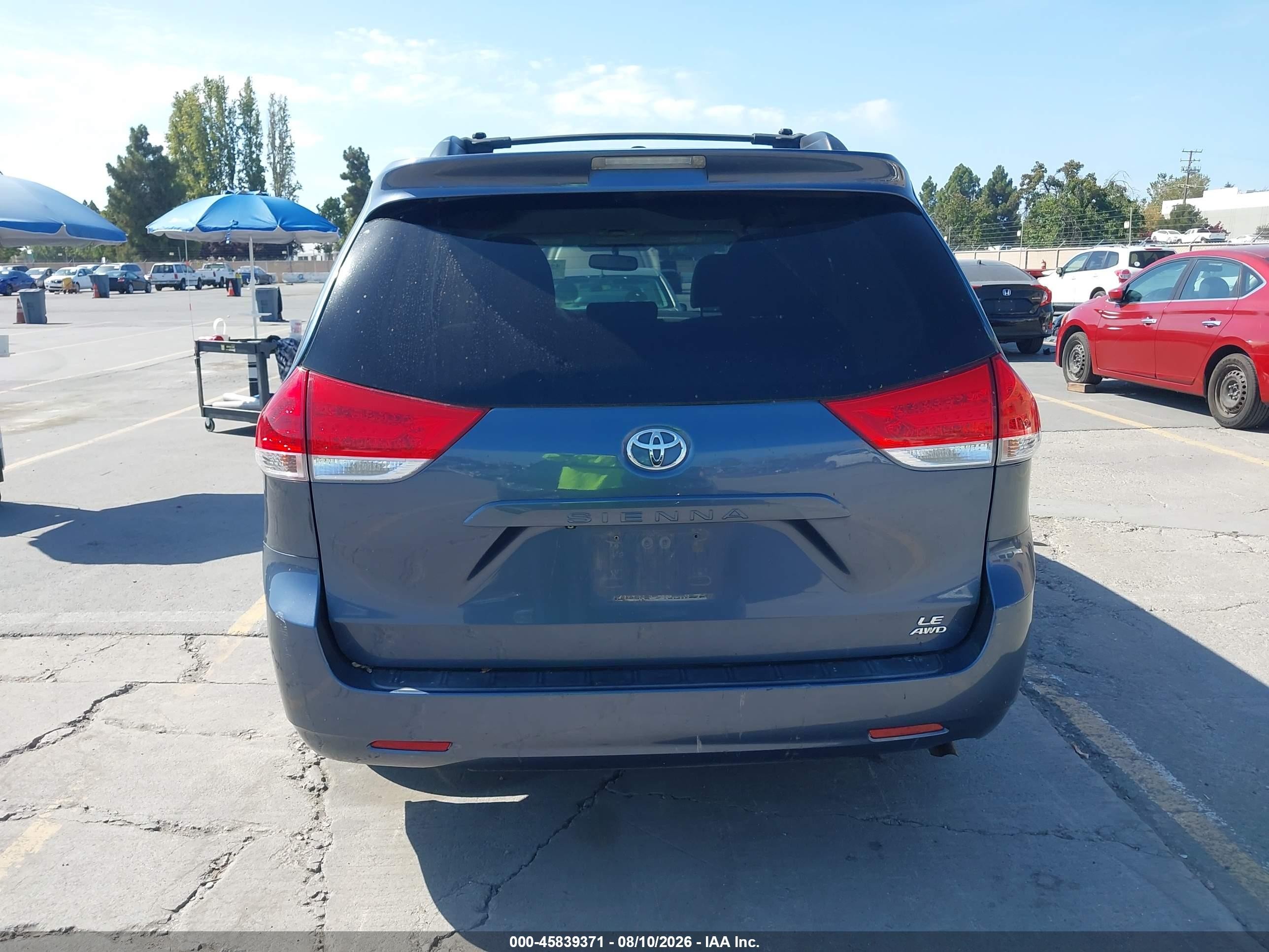 2013 Toyota Sienna Le 7 Passenger Blue vin: 5TDJK3DC5DS069466
