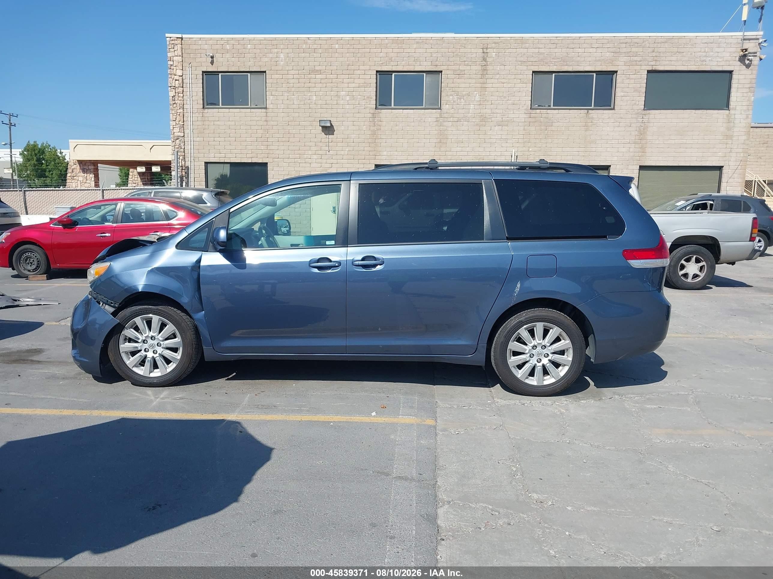 2013 Toyota Sienna Le 7 Passenger Blue vin: 5TDJK3DC5DS069466