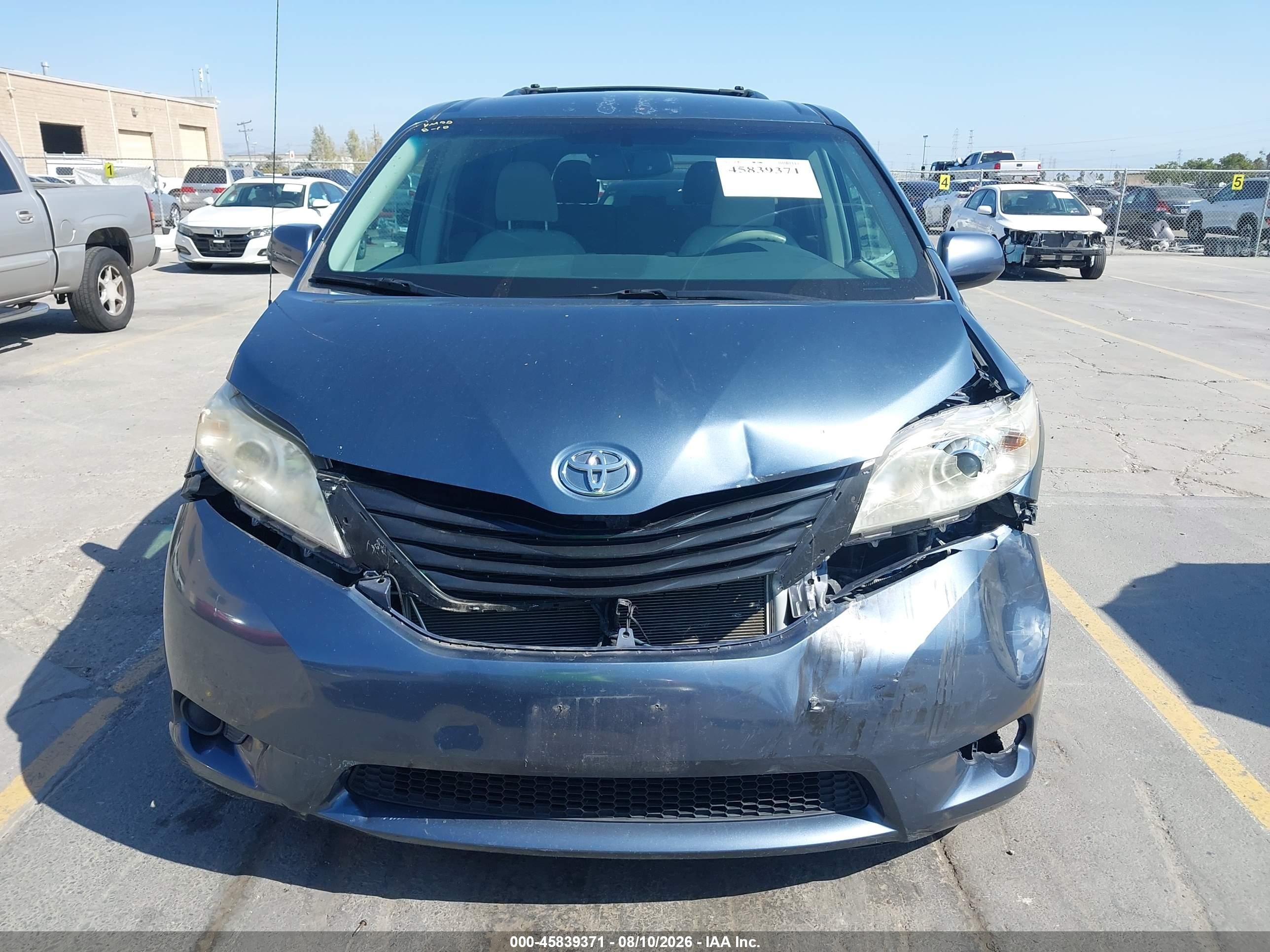 2013 Toyota Sienna Le 7 Passenger Blue vin: 5TDJK3DC5DS069466