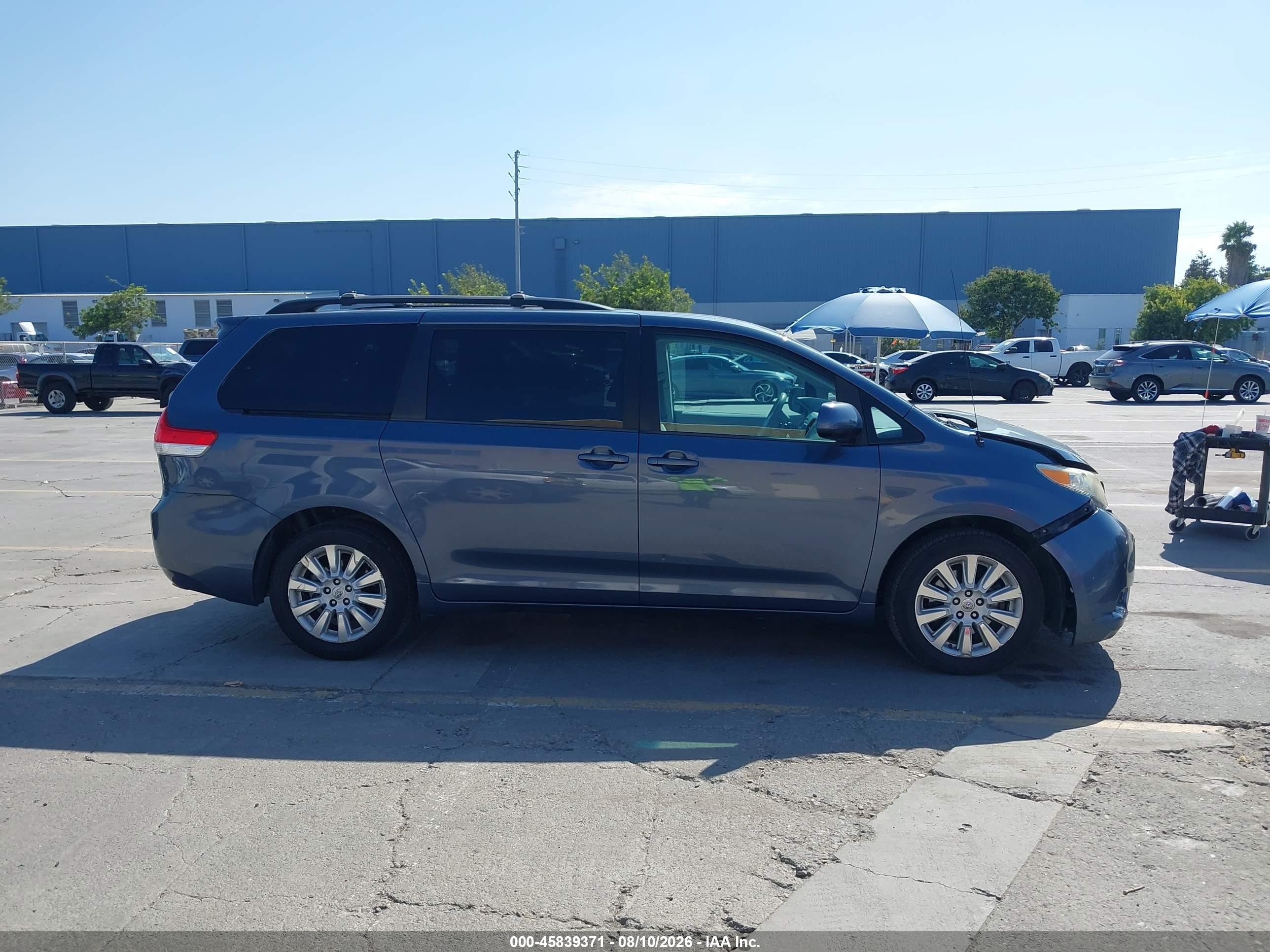 2013 Toyota Sienna Le 7 Passenger Blue vin: 5TDJK3DC5DS069466