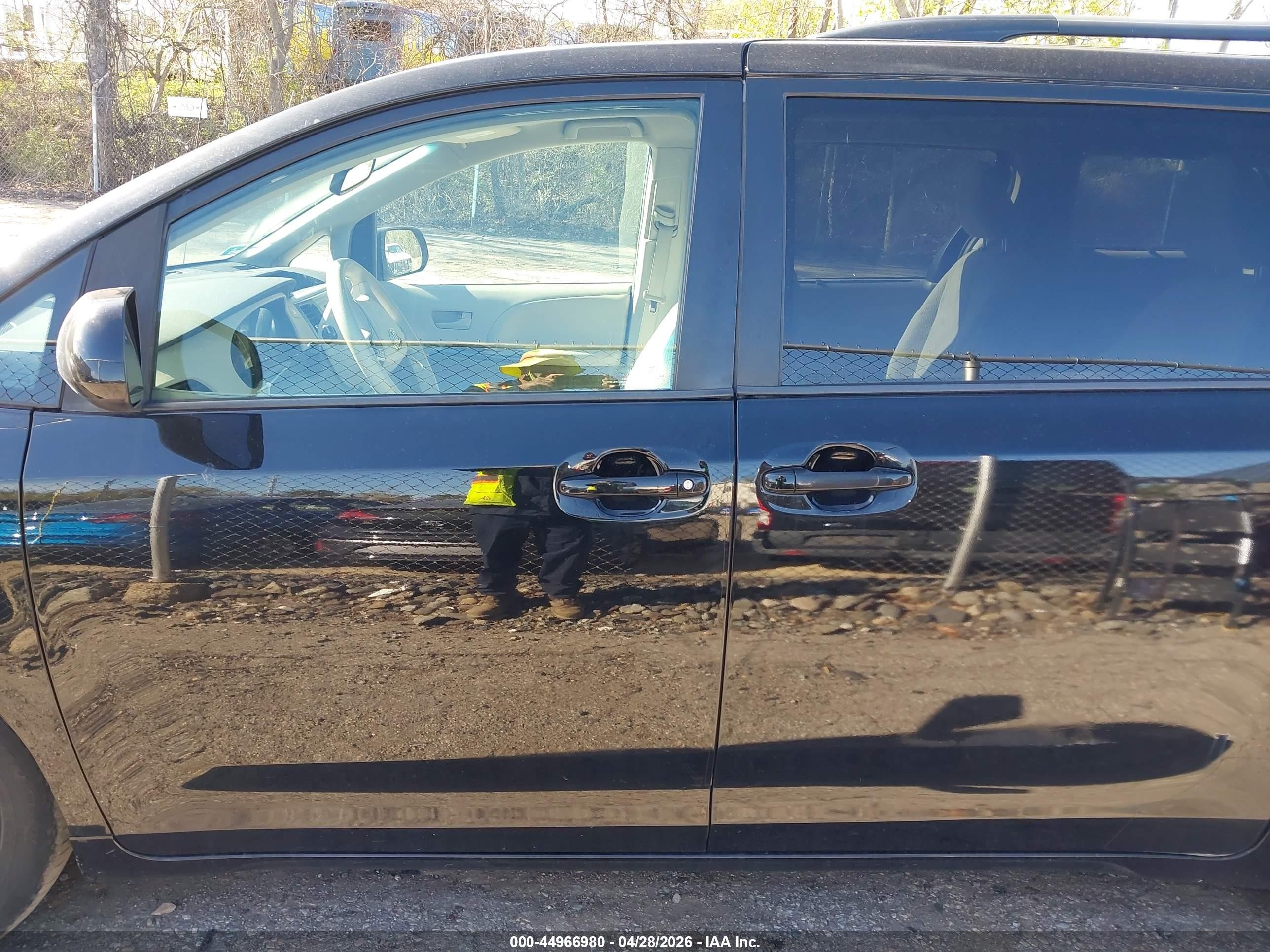 2014 Toyota Sienna Le 7 Passenger Black vin: 5TDJK3DC5ES094112