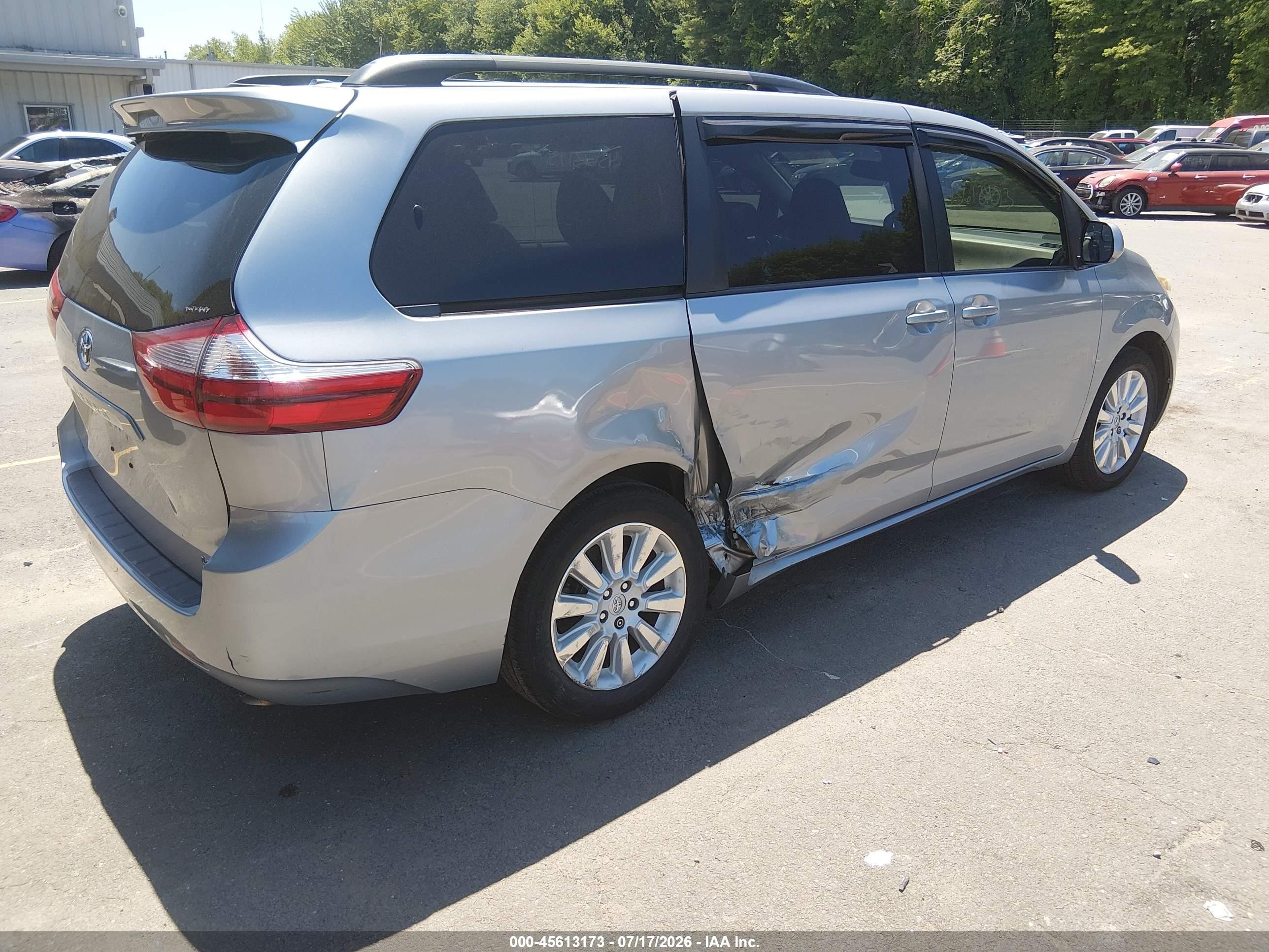 2015 Toyota Sienna Le 7 Passenger Silver vin: 5TDJK3DC5FS113615