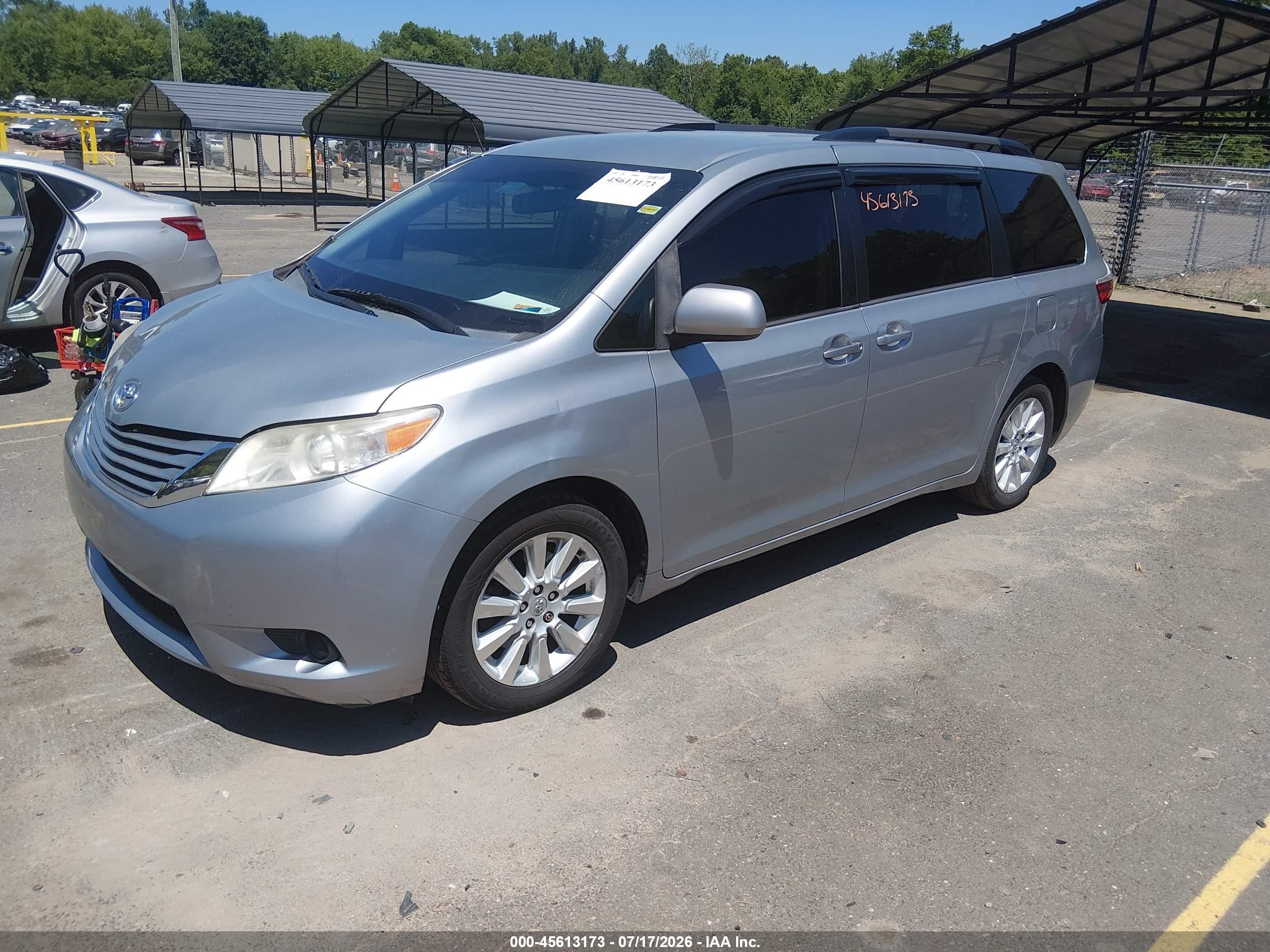 2015 Toyota Sienna Le 7 Passenger Silver vin: 5TDJK3DC5FS113615