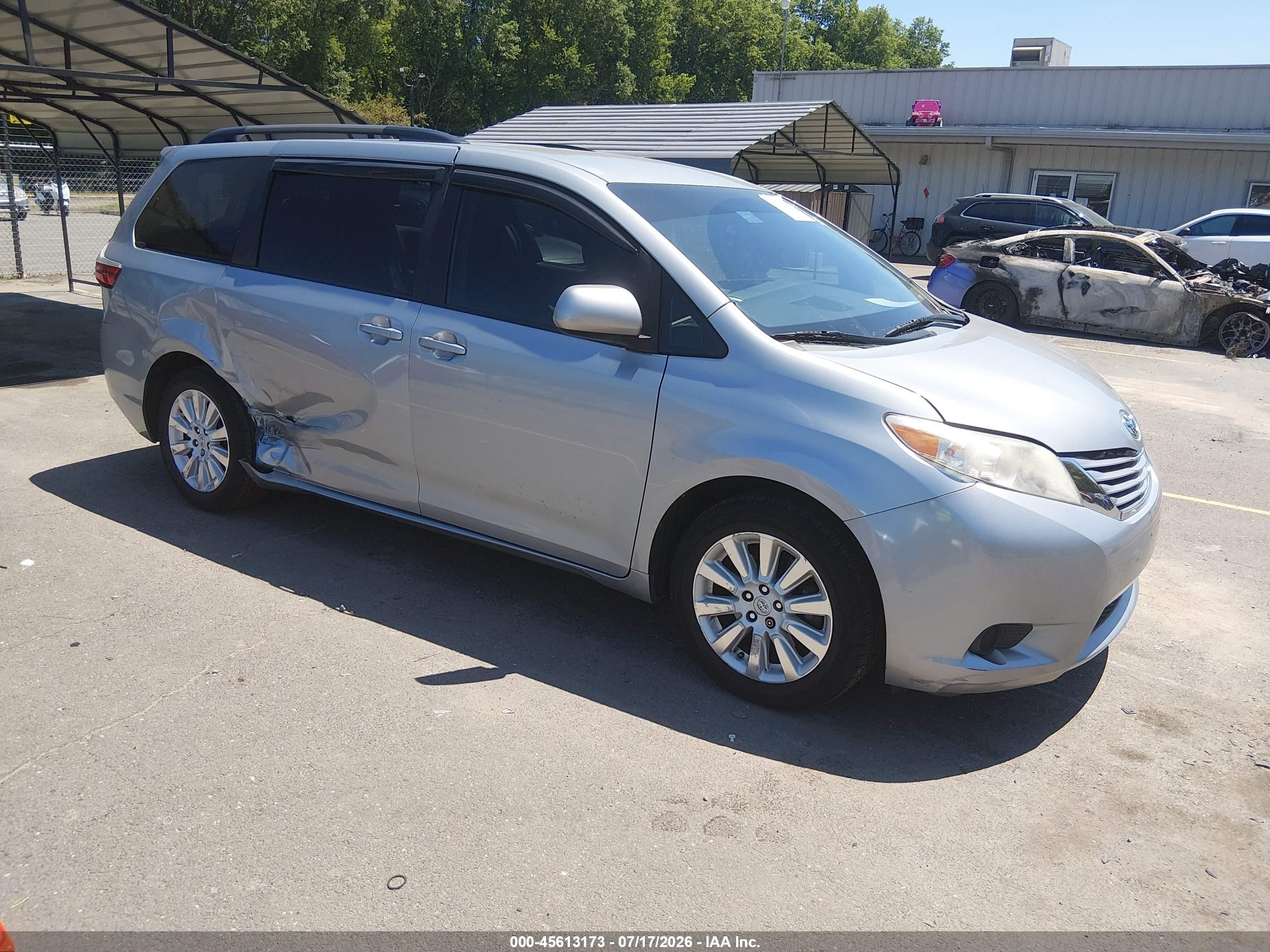 2015 Toyota Sienna Le 7 Passenger Silver vin: 5TDJK3DC5FS113615