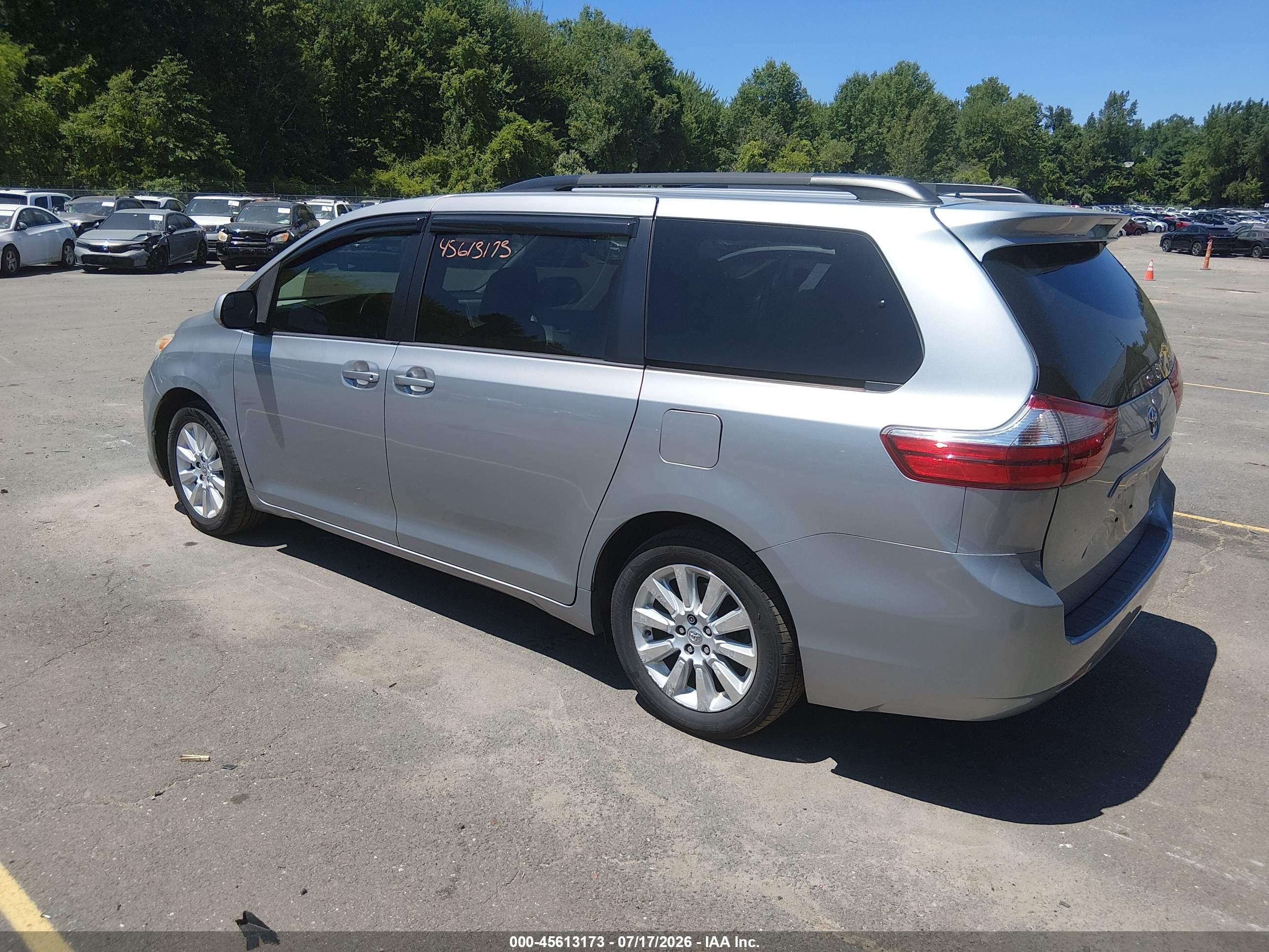 2015 Toyota Sienna Le 7 Passenger Silver vin: 5TDJK3DC5FS113615