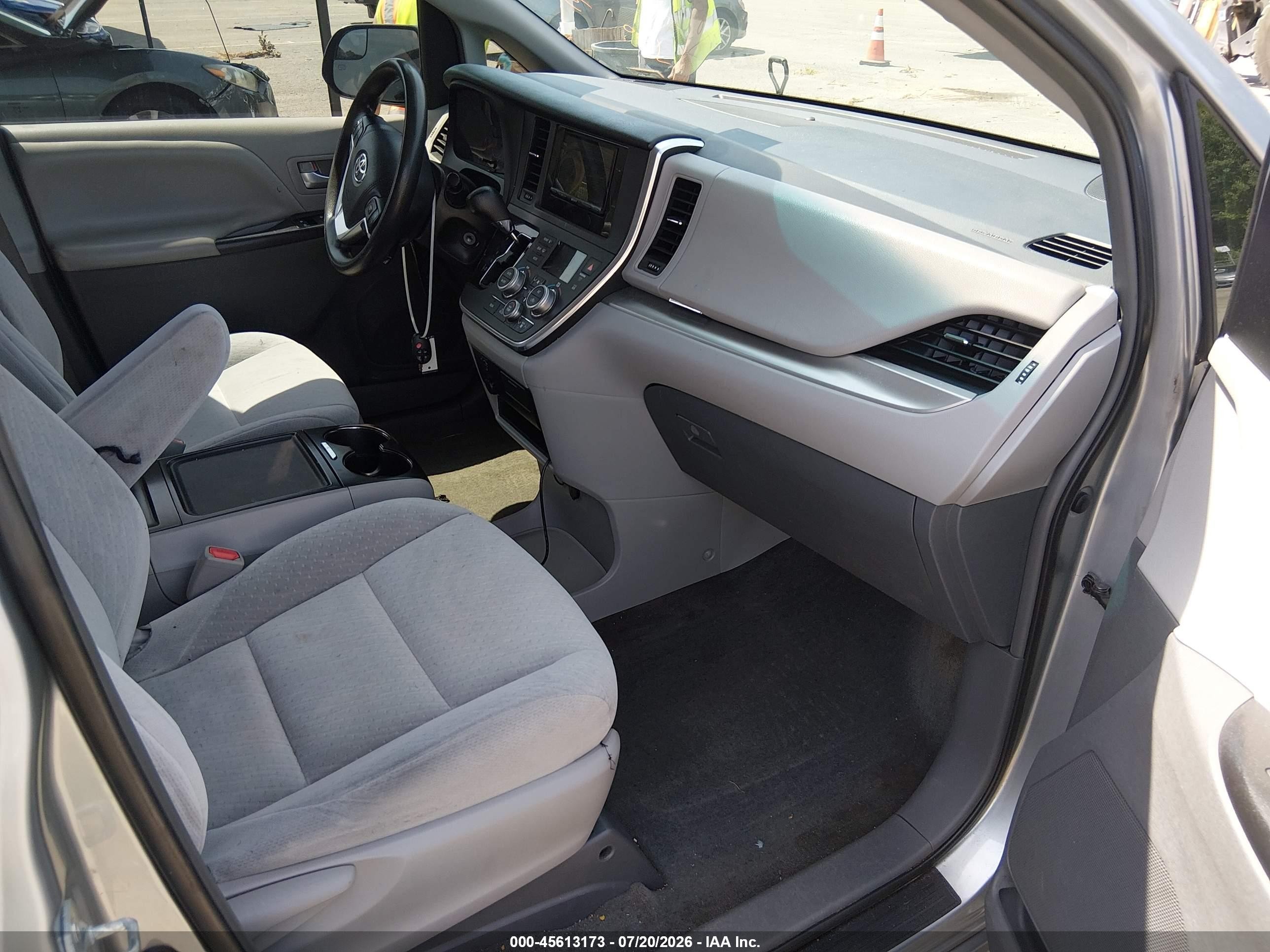 2015 Toyota Sienna Le 7 Passenger Silver vin: 5TDJK3DC5FS113615