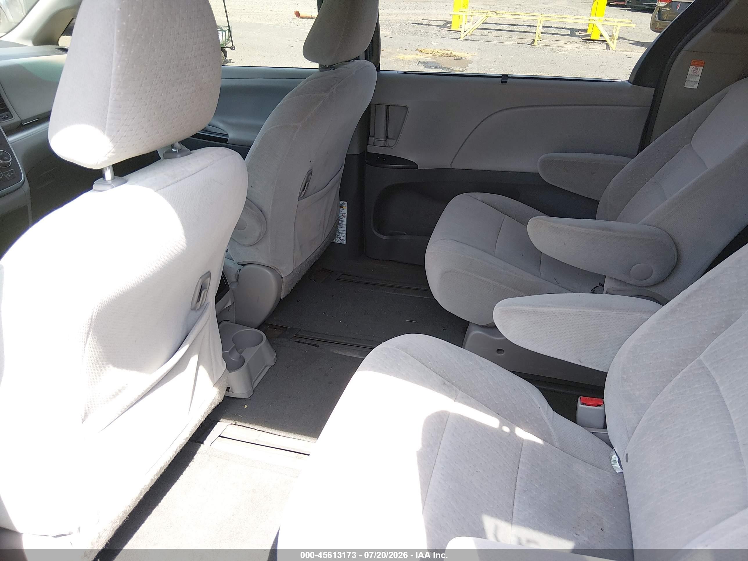 2015 Toyota Sienna Le 7 Passenger Silver vin: 5TDJK3DC5FS113615