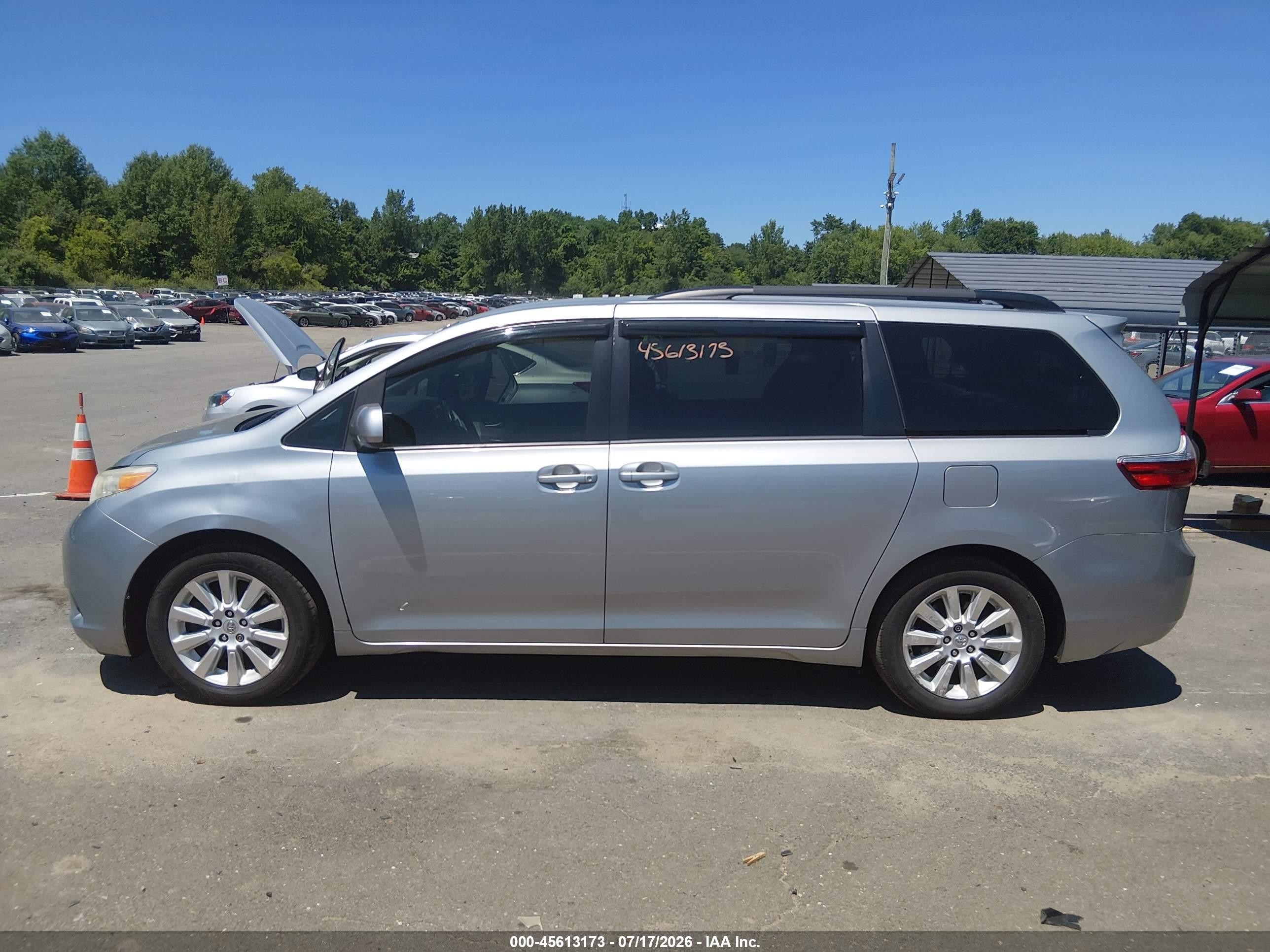 2015 Toyota Sienna Le 7 Passenger Silver vin: 5TDJK3DC5FS113615